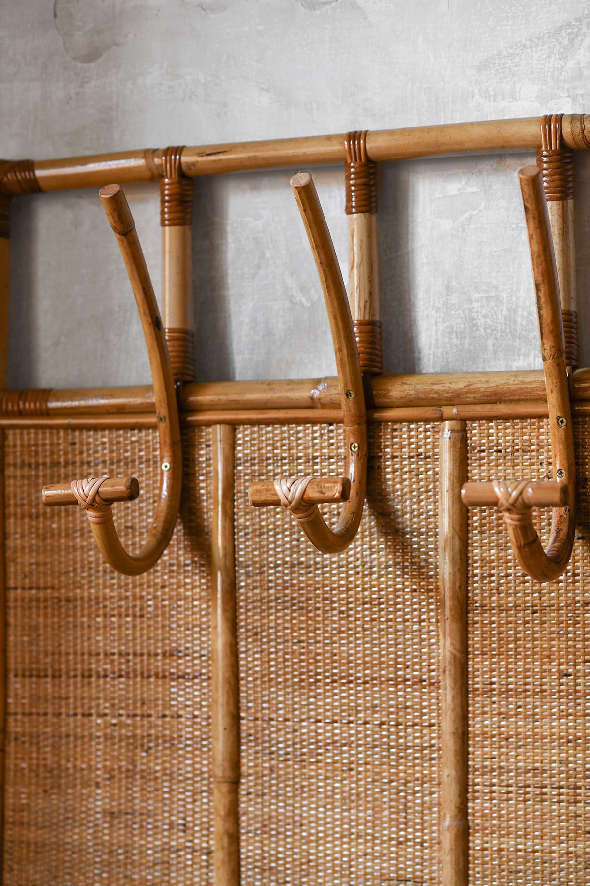Late 20th Century Large wall coat hanger in rush and wicker, Italy 1980 For Sale