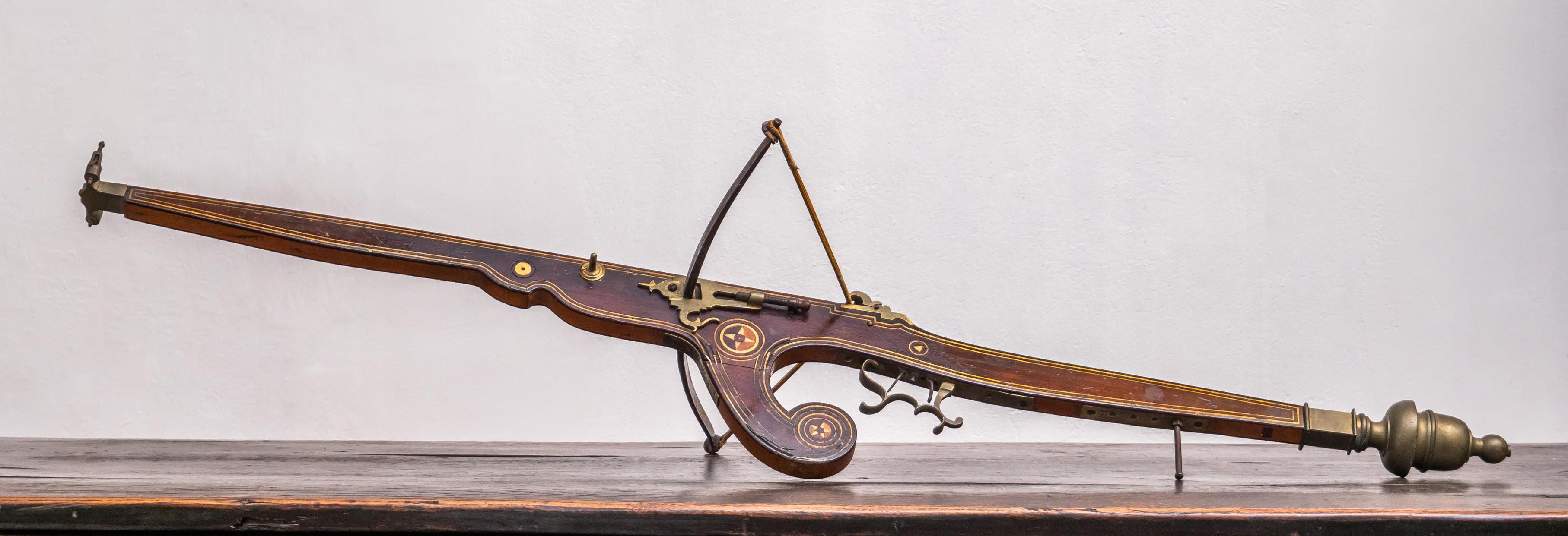 Ballesta de pared grande

Esta hermosa ballesta antigua es una pieza única de artesanía histórica que representa la combinación perfecta de funcionalidad y arte. Está hecha de madera de calidad con una rica decoración que incluye detalles de