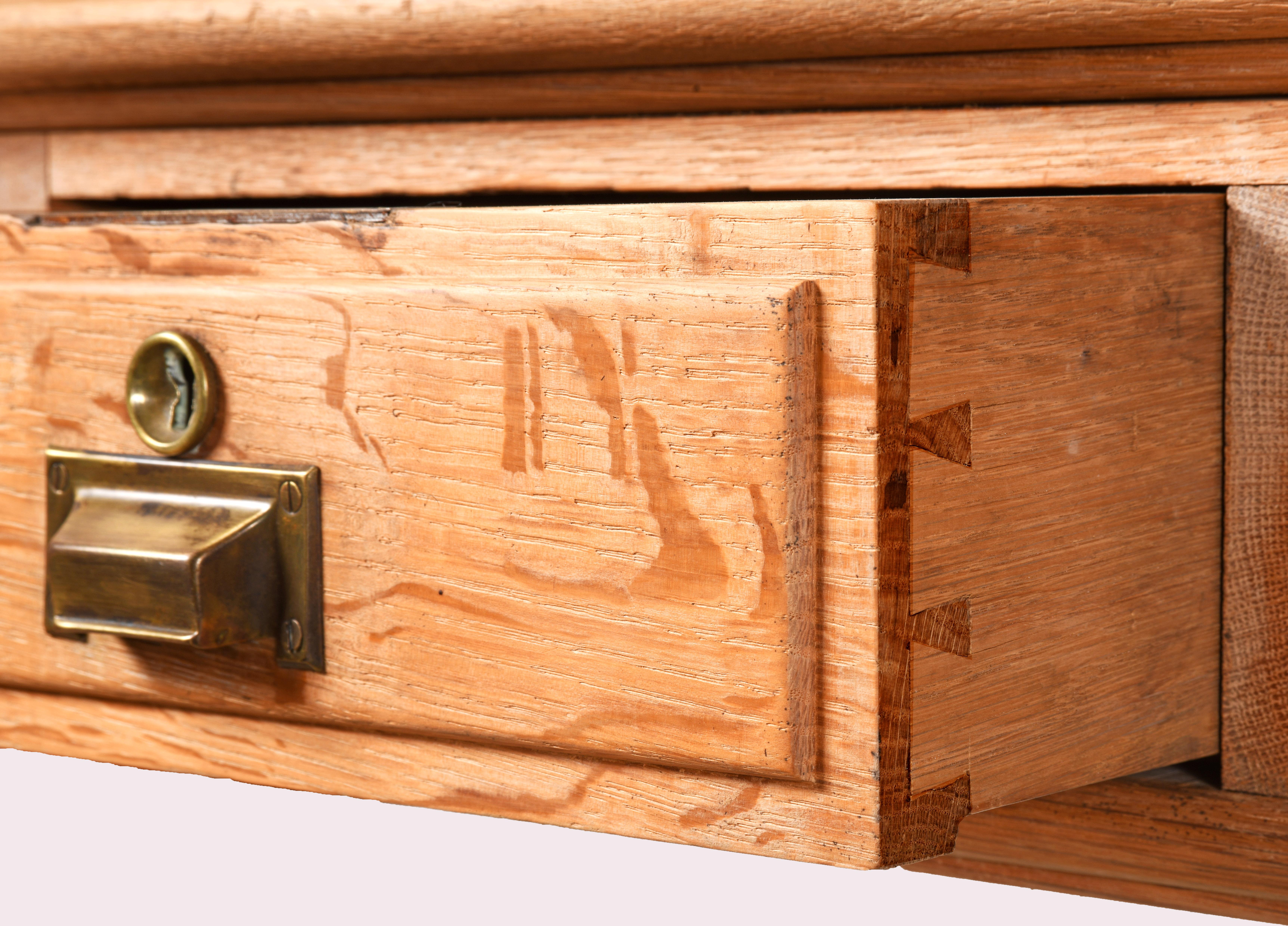 Grande scrivania a muro in rovere massiccio e bronzo a 6 cassetti Danimarca fine 19° secolo in vendita 3