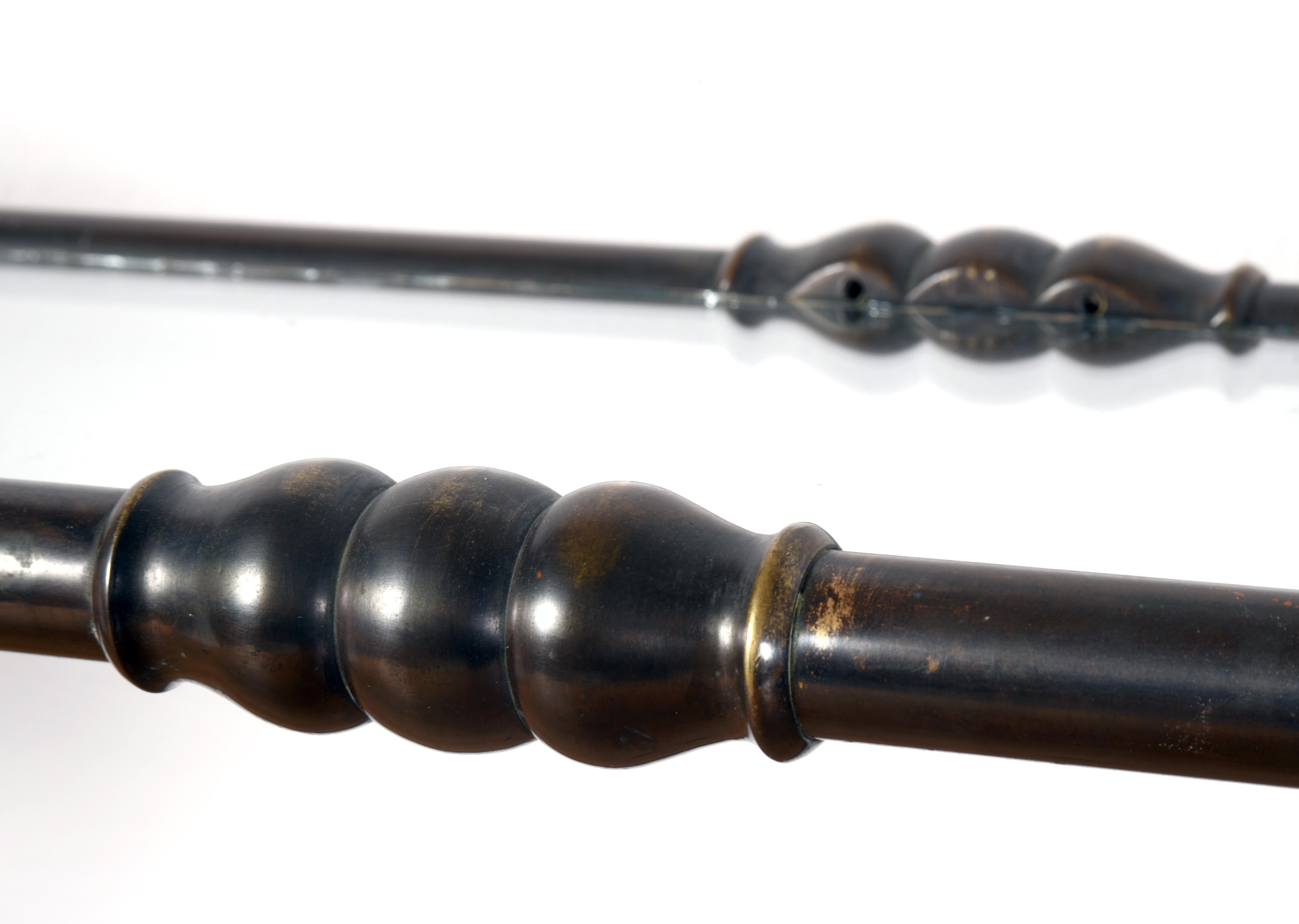 Grande scrivania a muro in rovere massiccio e bronzo a 6 cassetti Danimarca fine 19° secolo in vendita 4