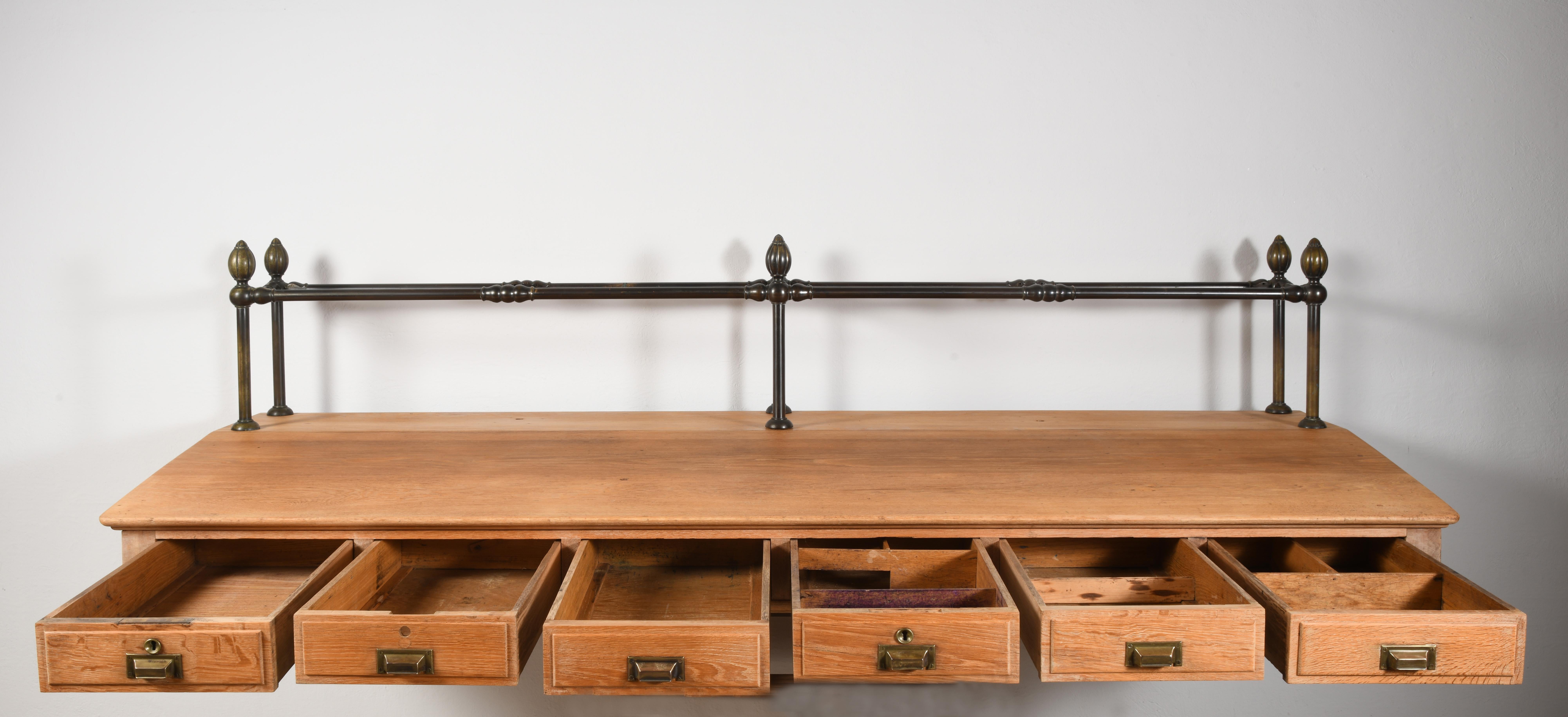 Grande scrivania a muro in rovere massiccio e bronzo a 6 cassetti Danimarca fine 19° secolo in vendita 5