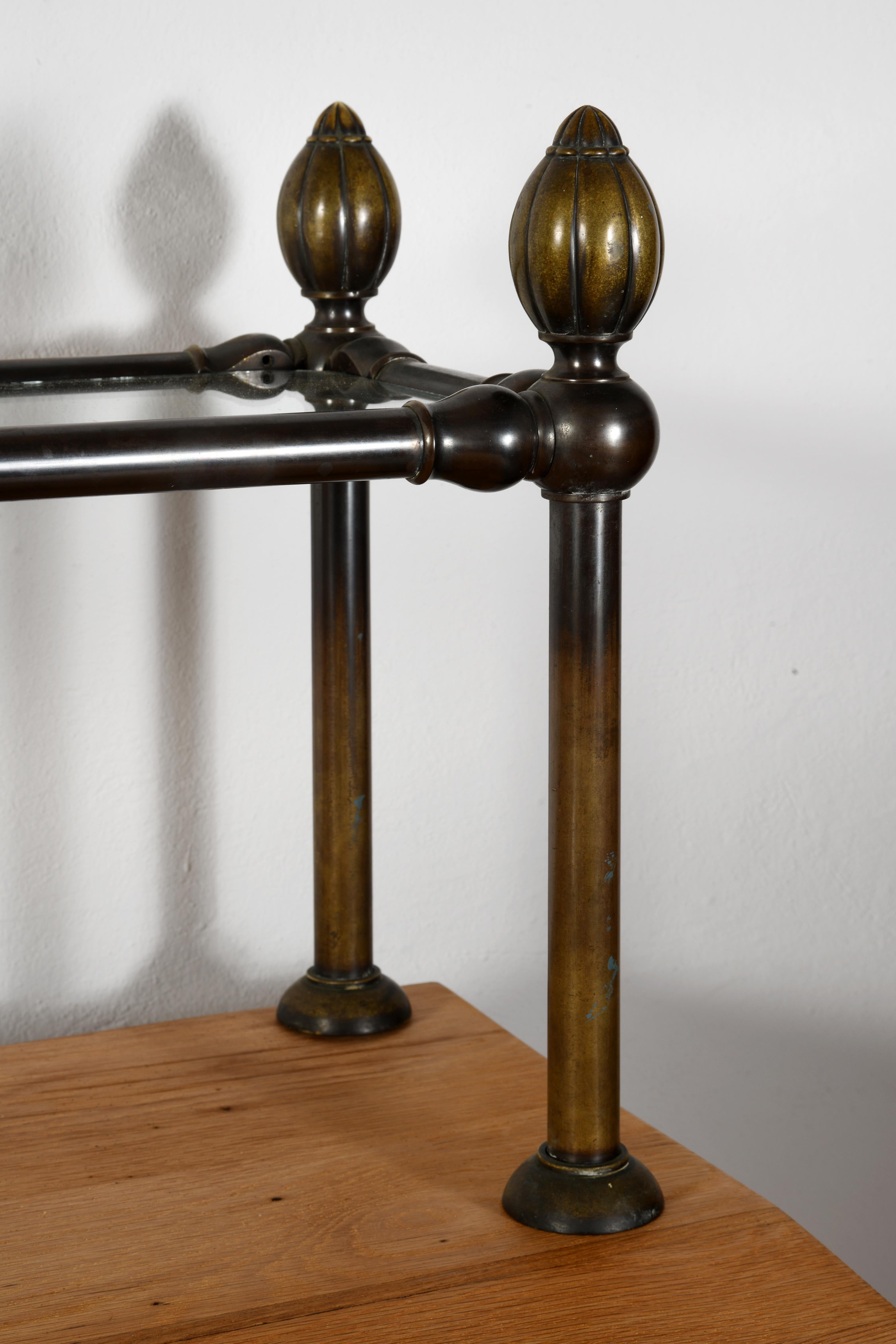 Grande scrivania a muro in rovere massiccio e bronzo a 6 cassetti Danimarca fine 19° secolo in vendita 7