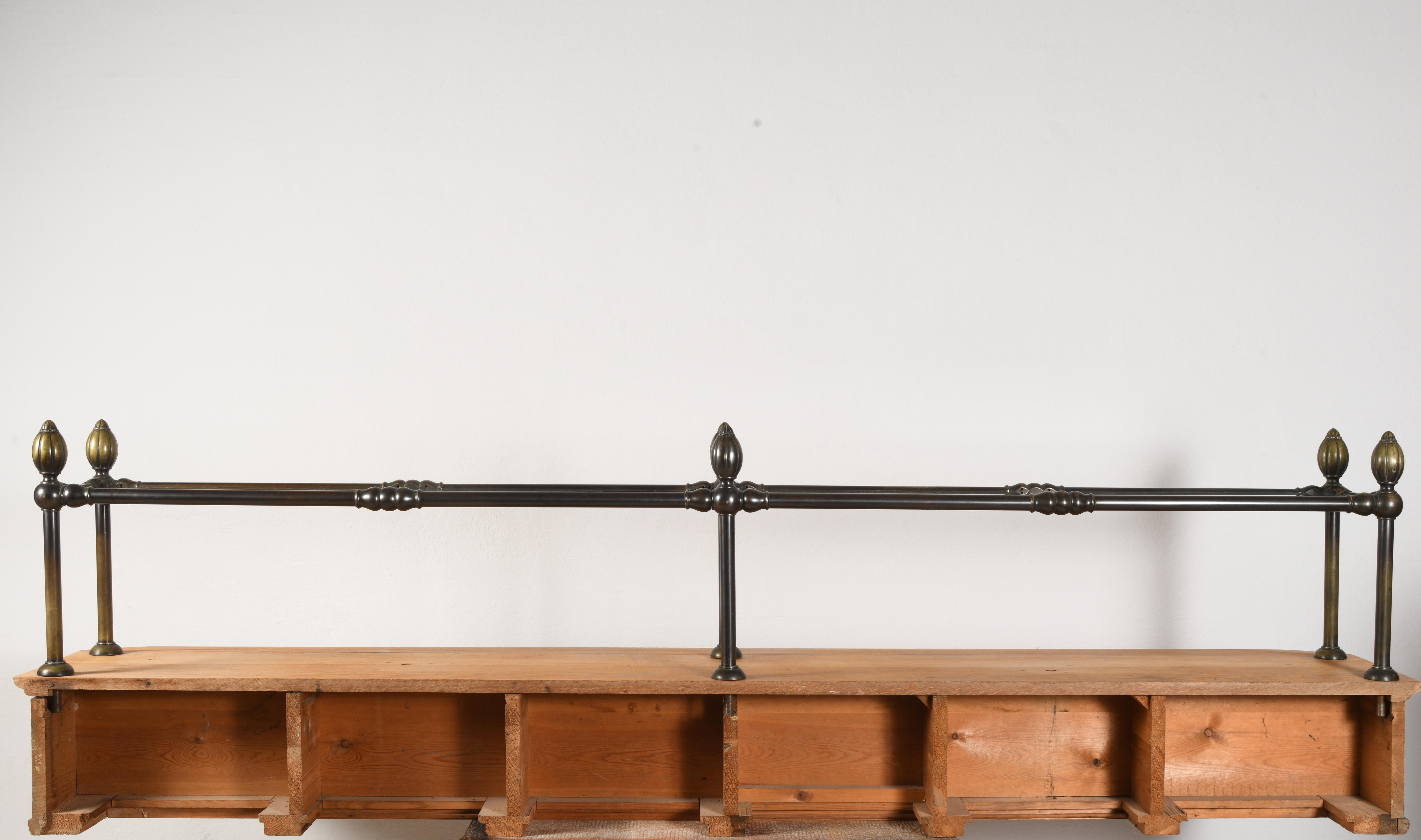 Grande scrivania a muro in rovere massiccio e bronzo a 6 cassetti Danimarca fine 19° secolo in vendita 8