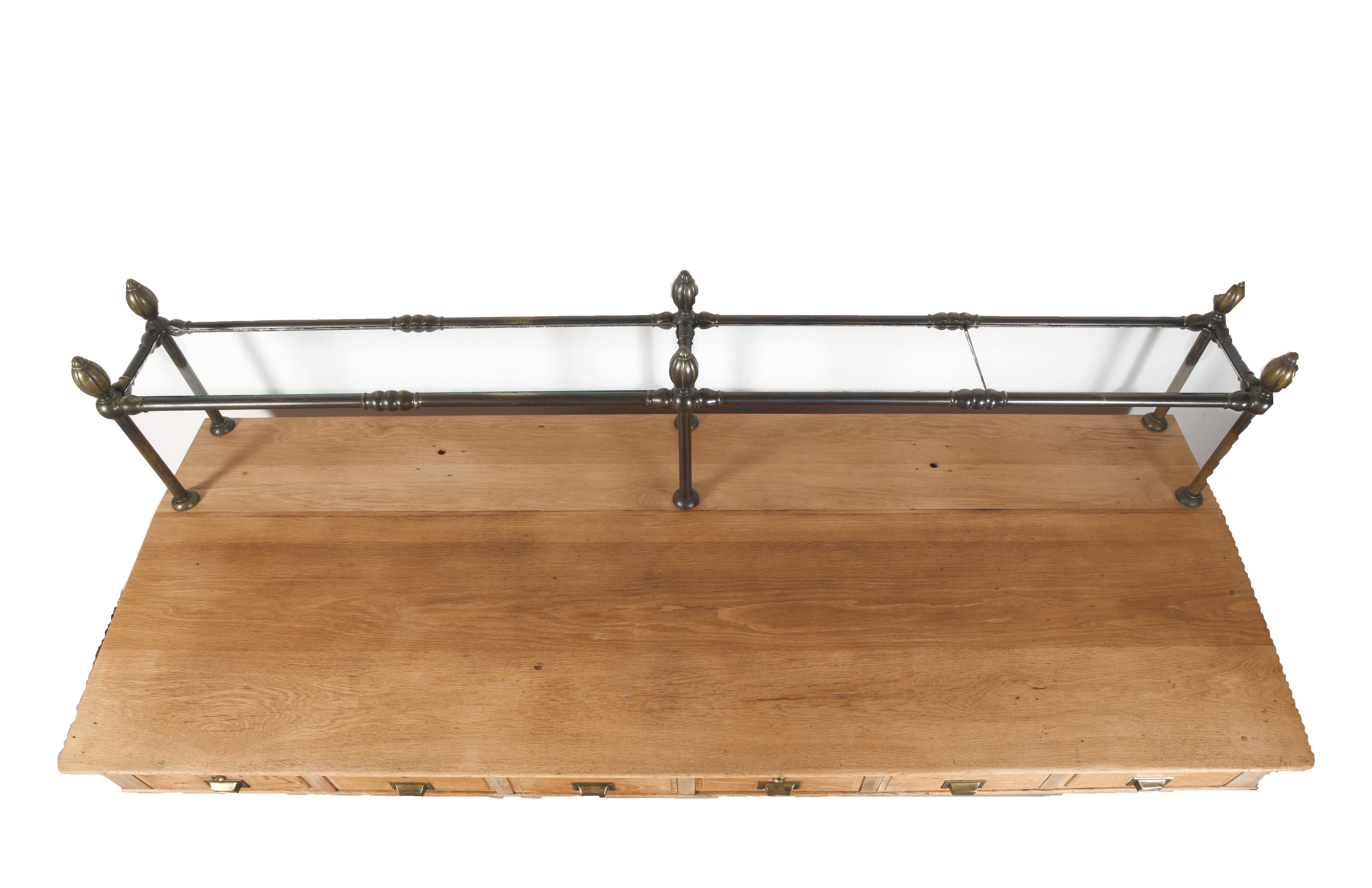 Grande scrivania a muro in rovere massiccio e bronzo a 6 cassetti Danimarca fine 19° secolo in vendita 9