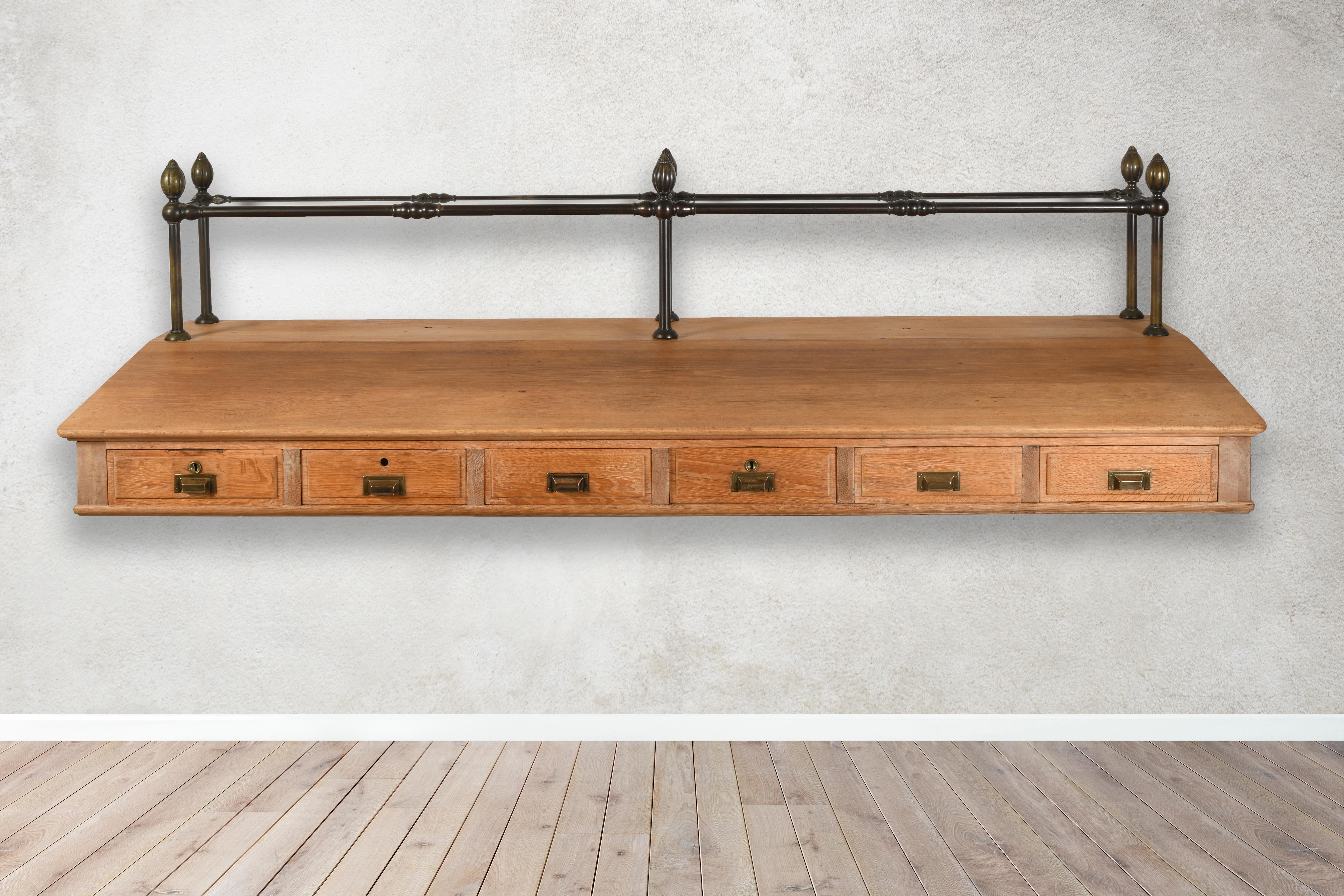 Grande scrivania a muro in rovere massiccio e bronzo a 6 cassetti Danimarca fine 19° secolo in vendita 10