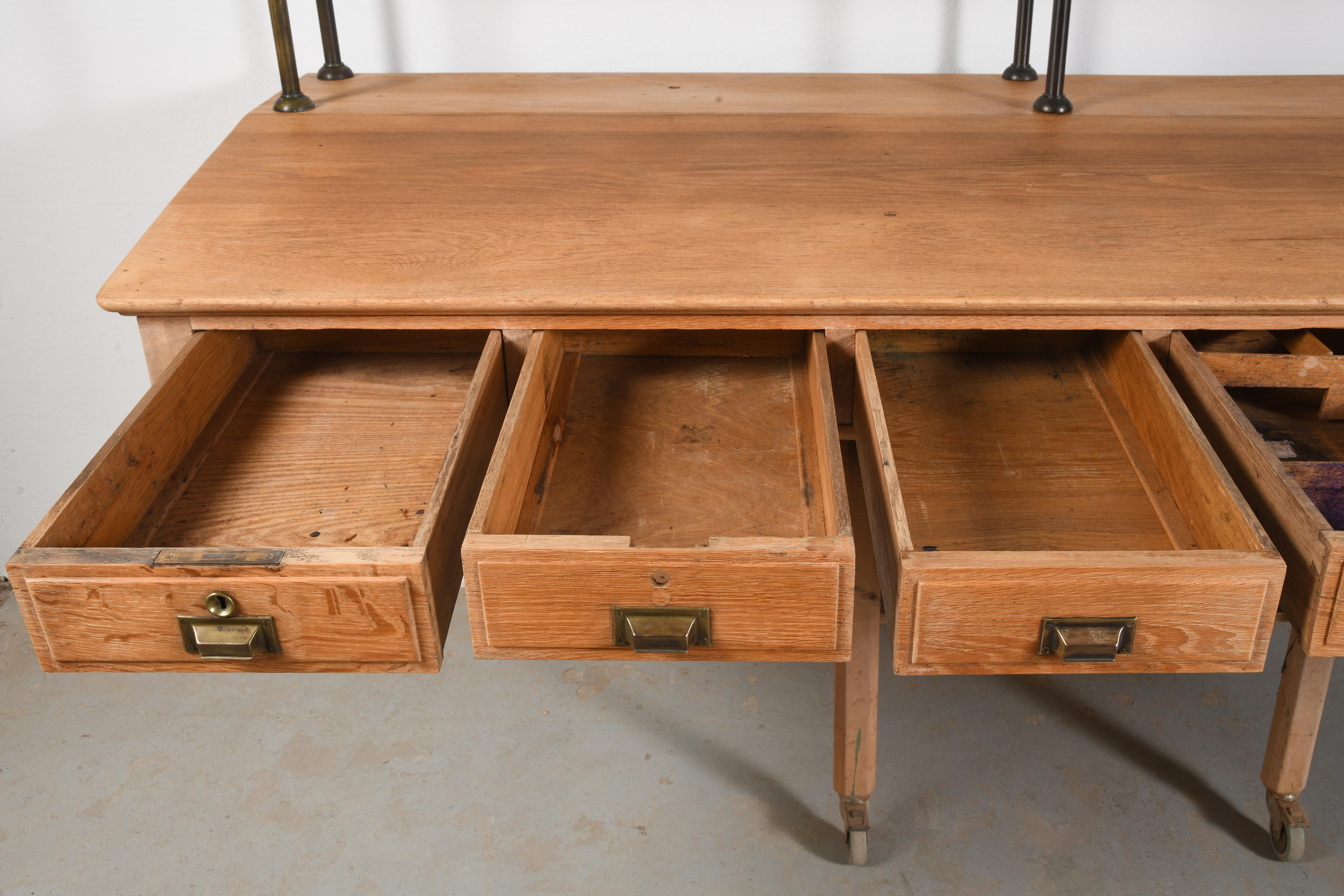 Grande scrivania a muro in rovere massiccio e bronzo a 6 cassetti Danimarca fine 19° secolo in vendita 11