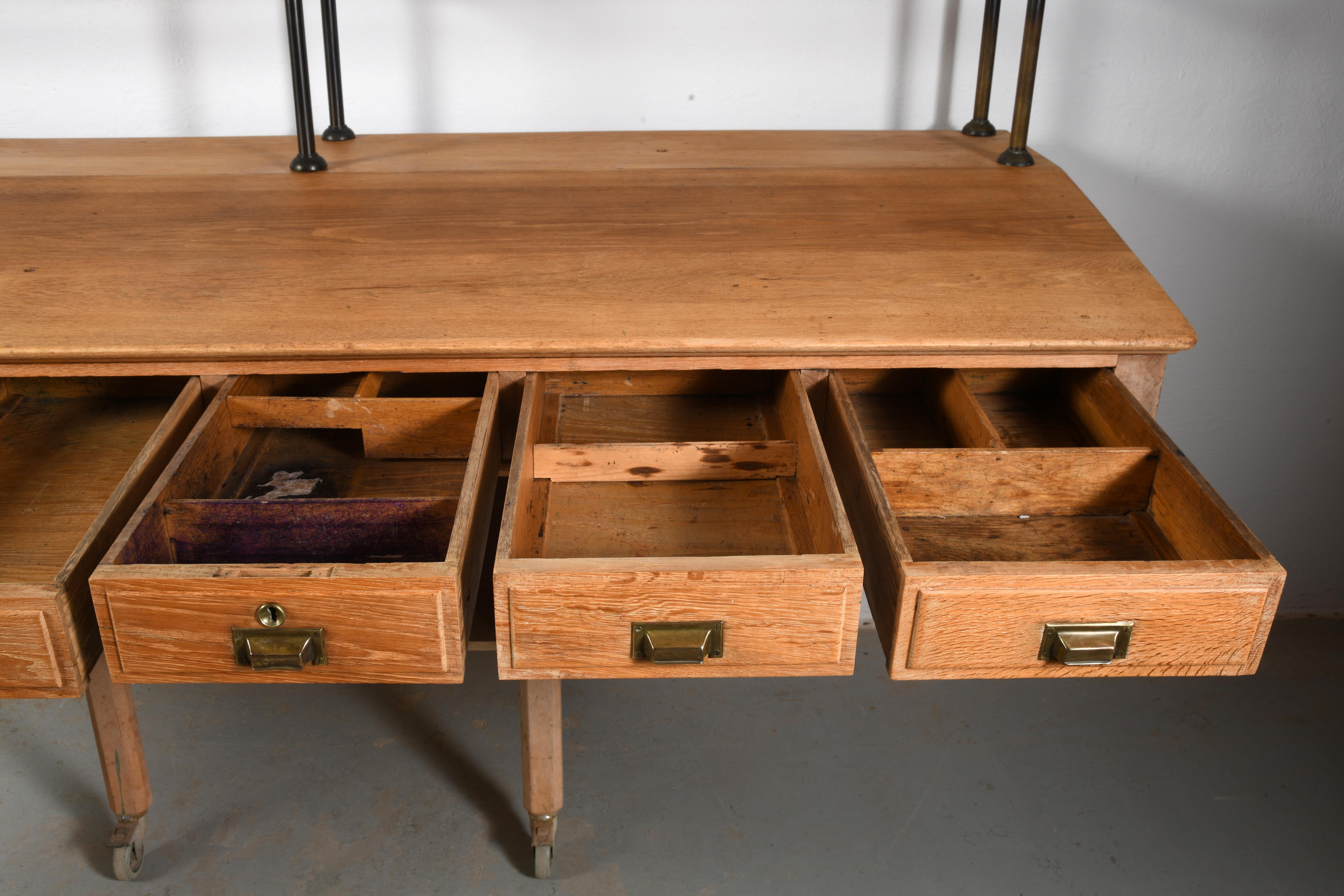 Grande scrivania a muro in rovere massiccio e bronzo a 6 cassetti Danimarca fine 19° secolo in vendita 12