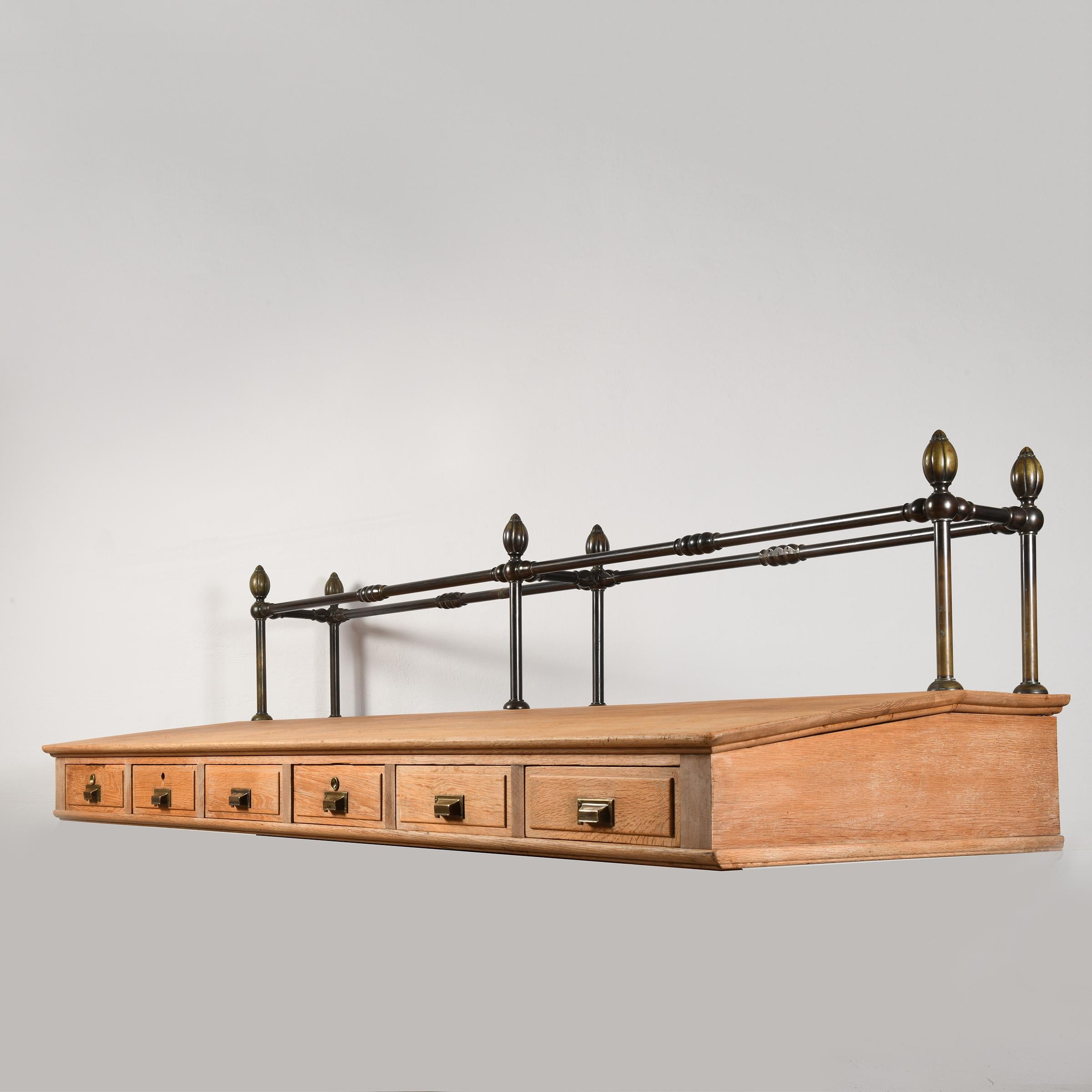 Art Nouveau Grande scrivania a muro in rovere massiccio e bronzo a 6 cassetti Danimarca fine 19° secolo in vendita