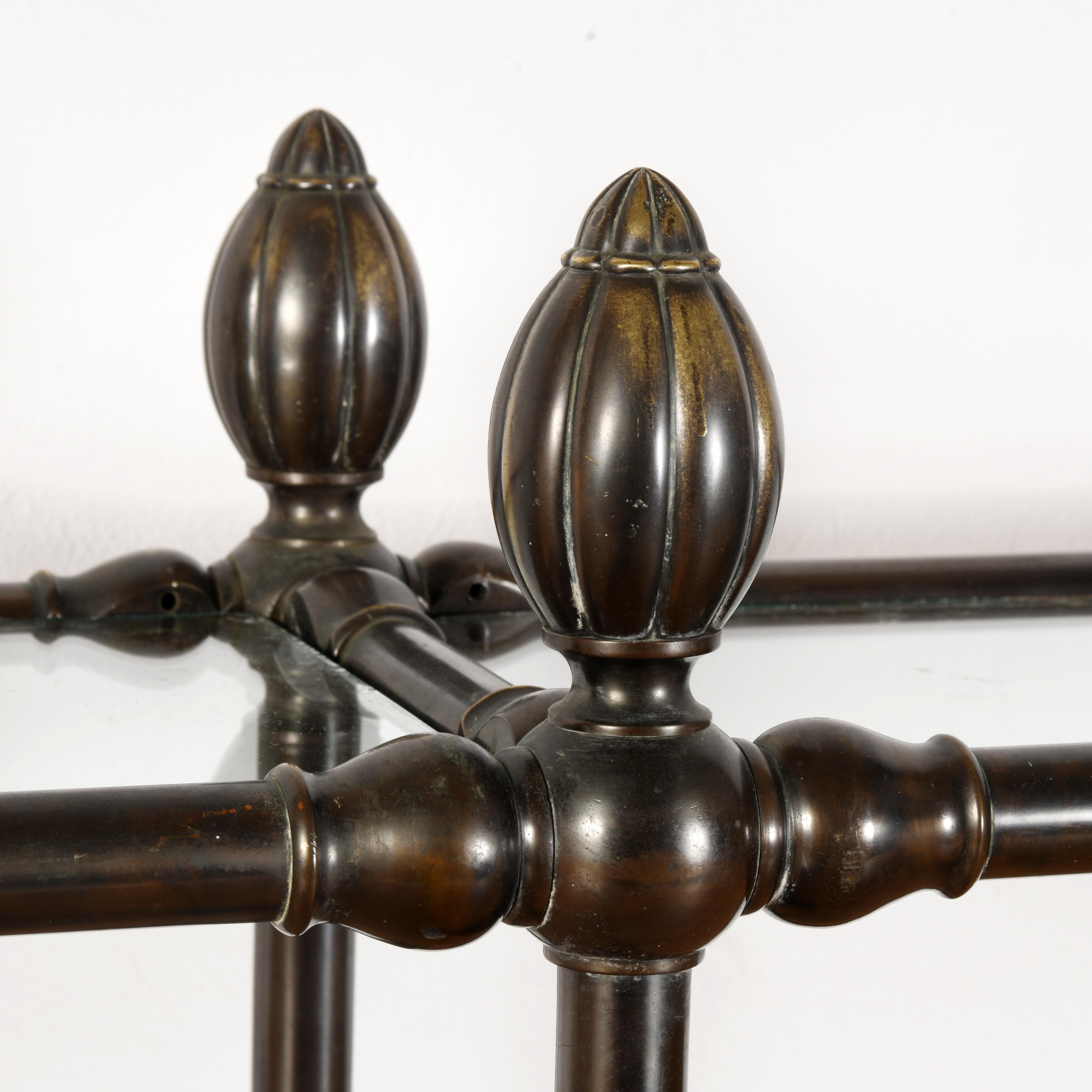 Danese Grande scrivania a muro in rovere massiccio e bronzo a 6 cassetti Danimarca fine 19° secolo in vendita