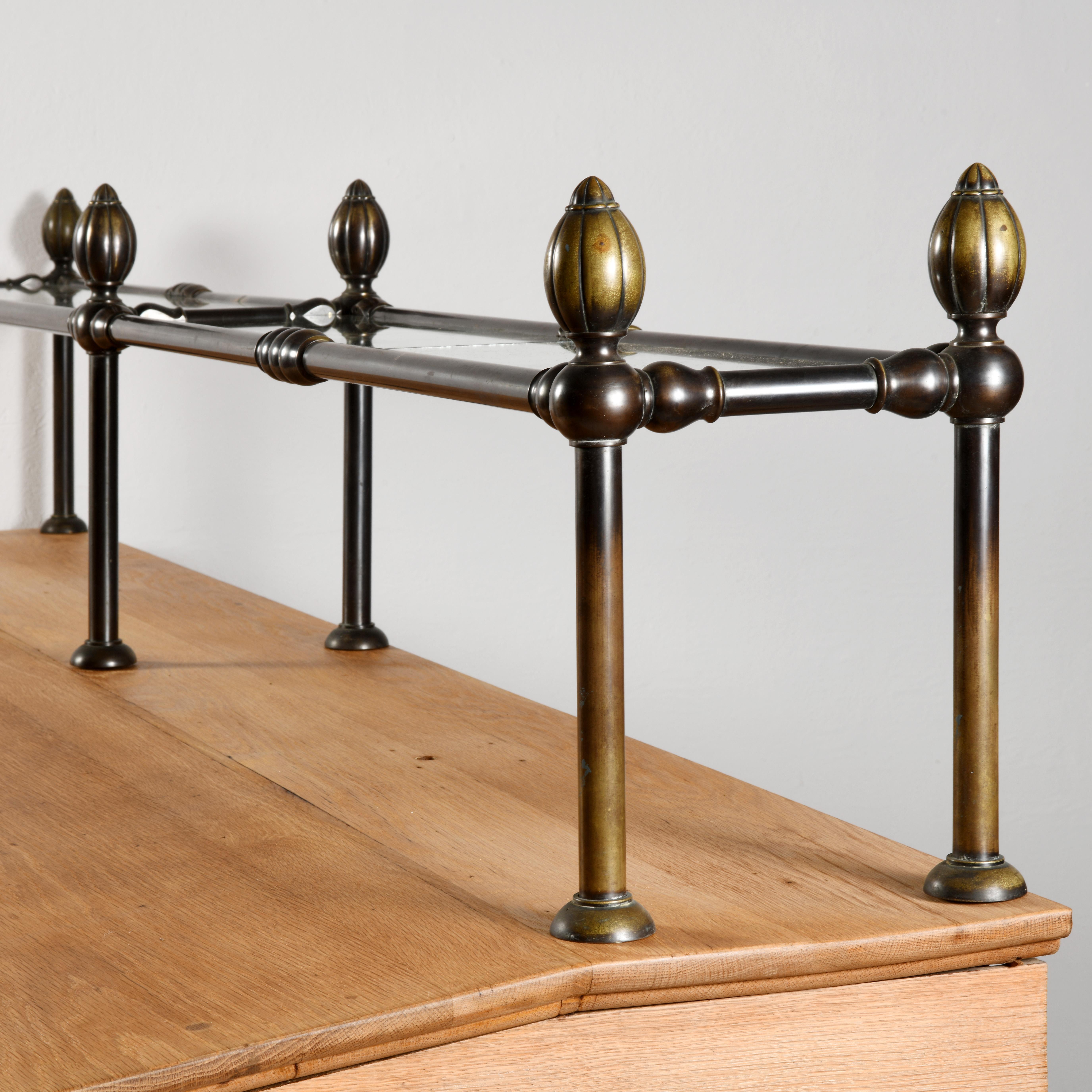 Grande scrivania a muro in rovere massiccio e bronzo a 6 cassetti Danimarca fine 19° secolo In condizioni buone in vendita a SAINT-YRIEIX-SUR-CHARENTE, FR