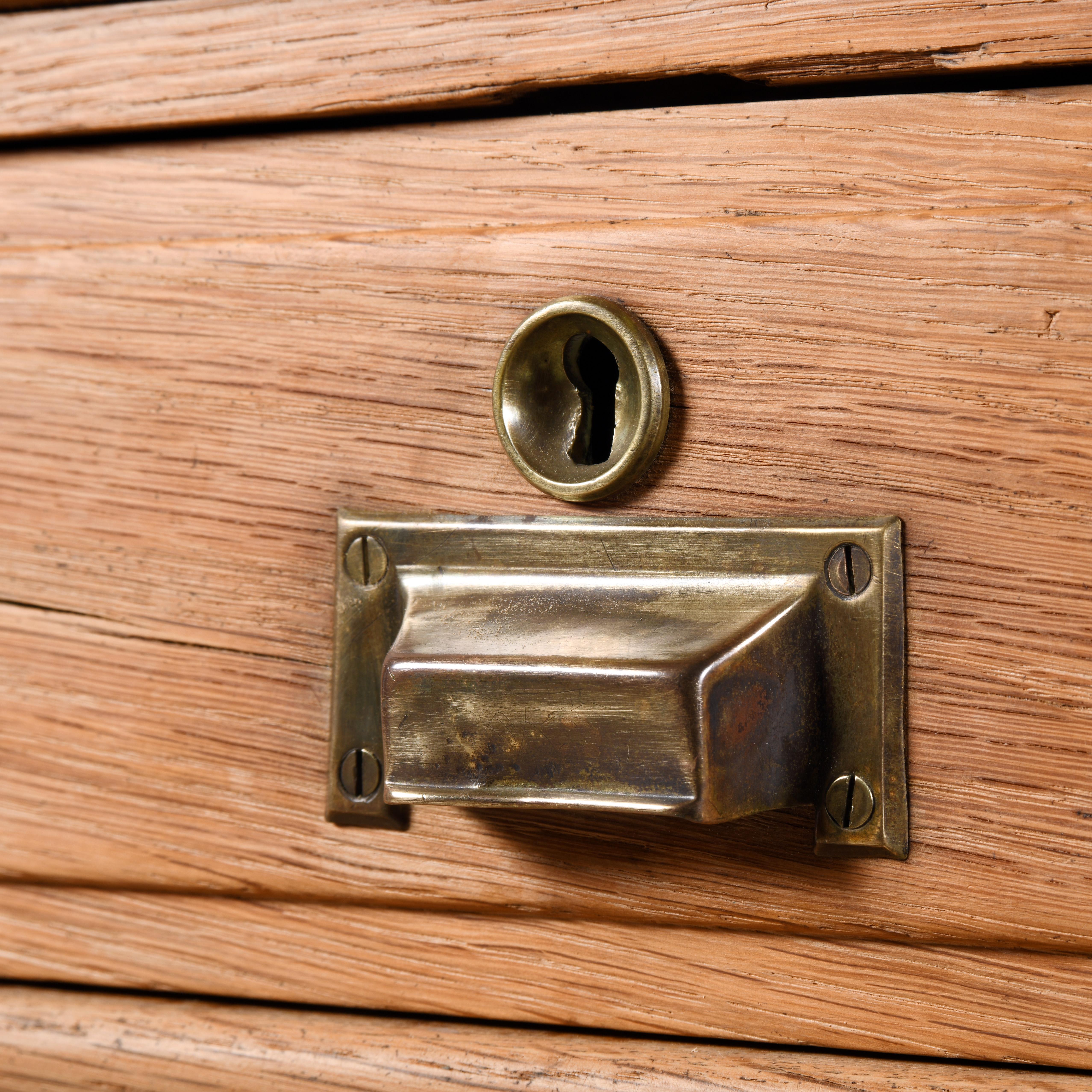 Fine XIX secolo Grande scrivania a muro in rovere massiccio e bronzo a 6 cassetti Danimarca fine 19° secolo in vendita