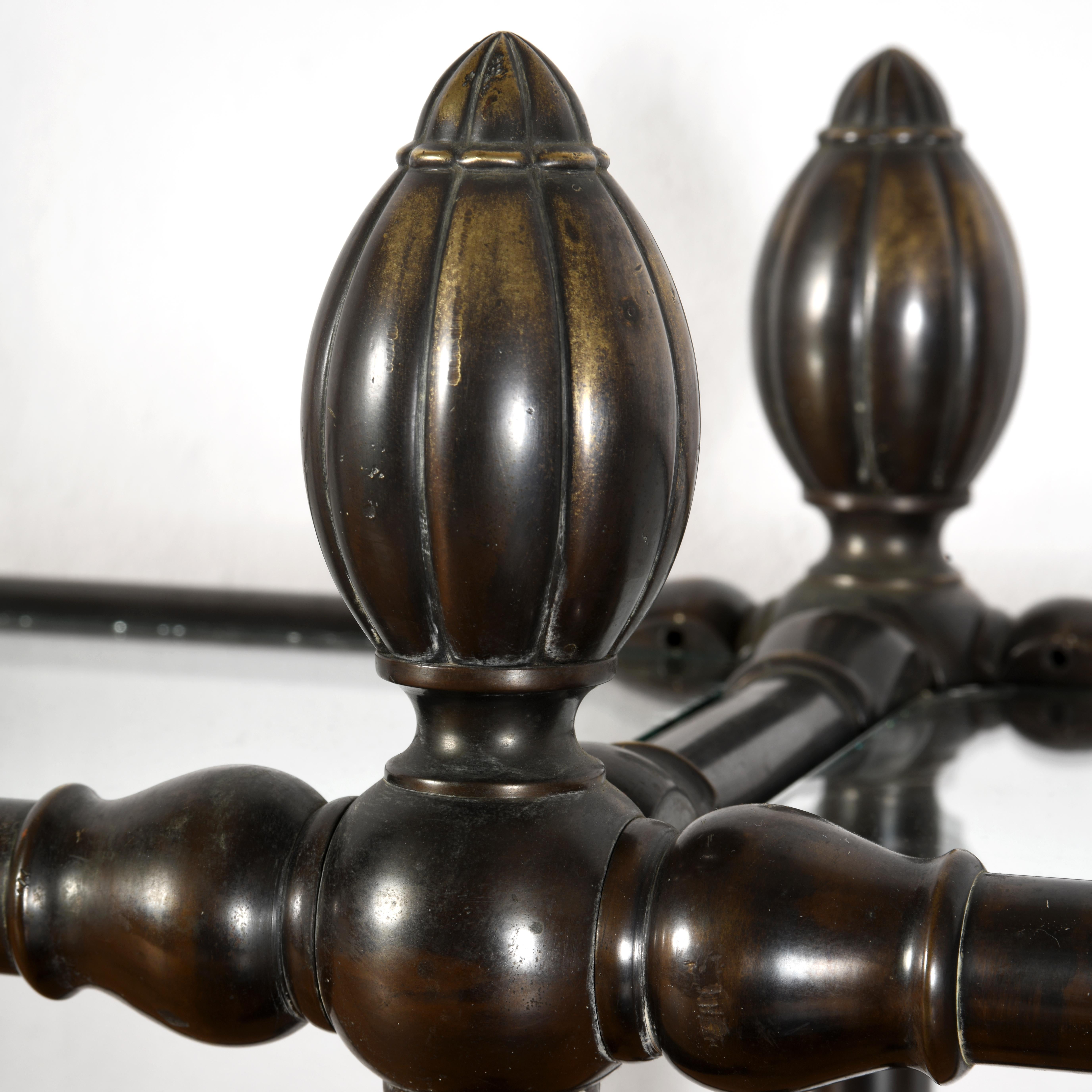 Bronzo Grande scrivania a muro in rovere massiccio e bronzo a 6 cassetti Danimarca fine 19° secolo in vendita