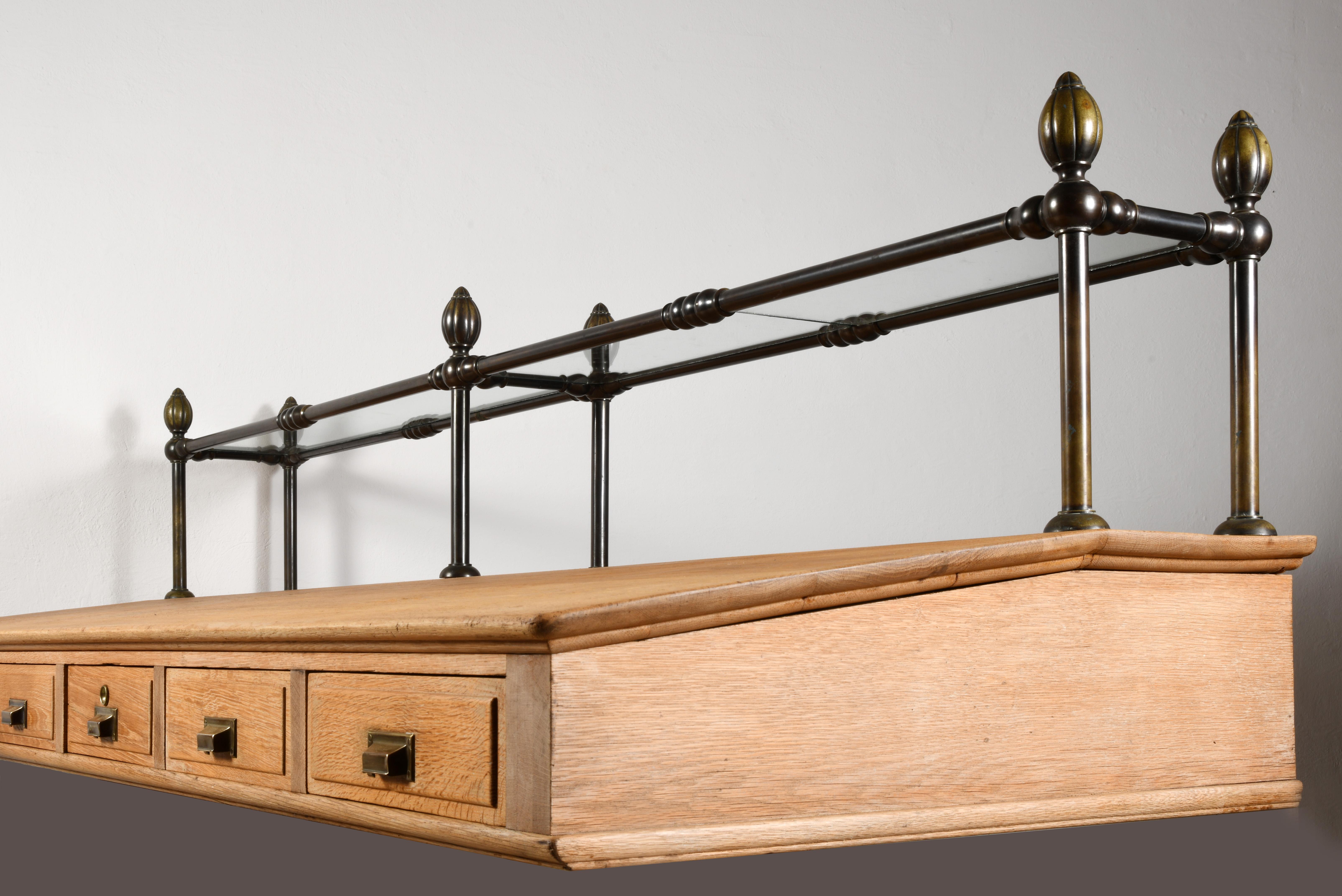 Grande scrivania a muro in rovere massiccio e bronzo a 6 cassetti Danimarca fine 19° secolo in vendita 1