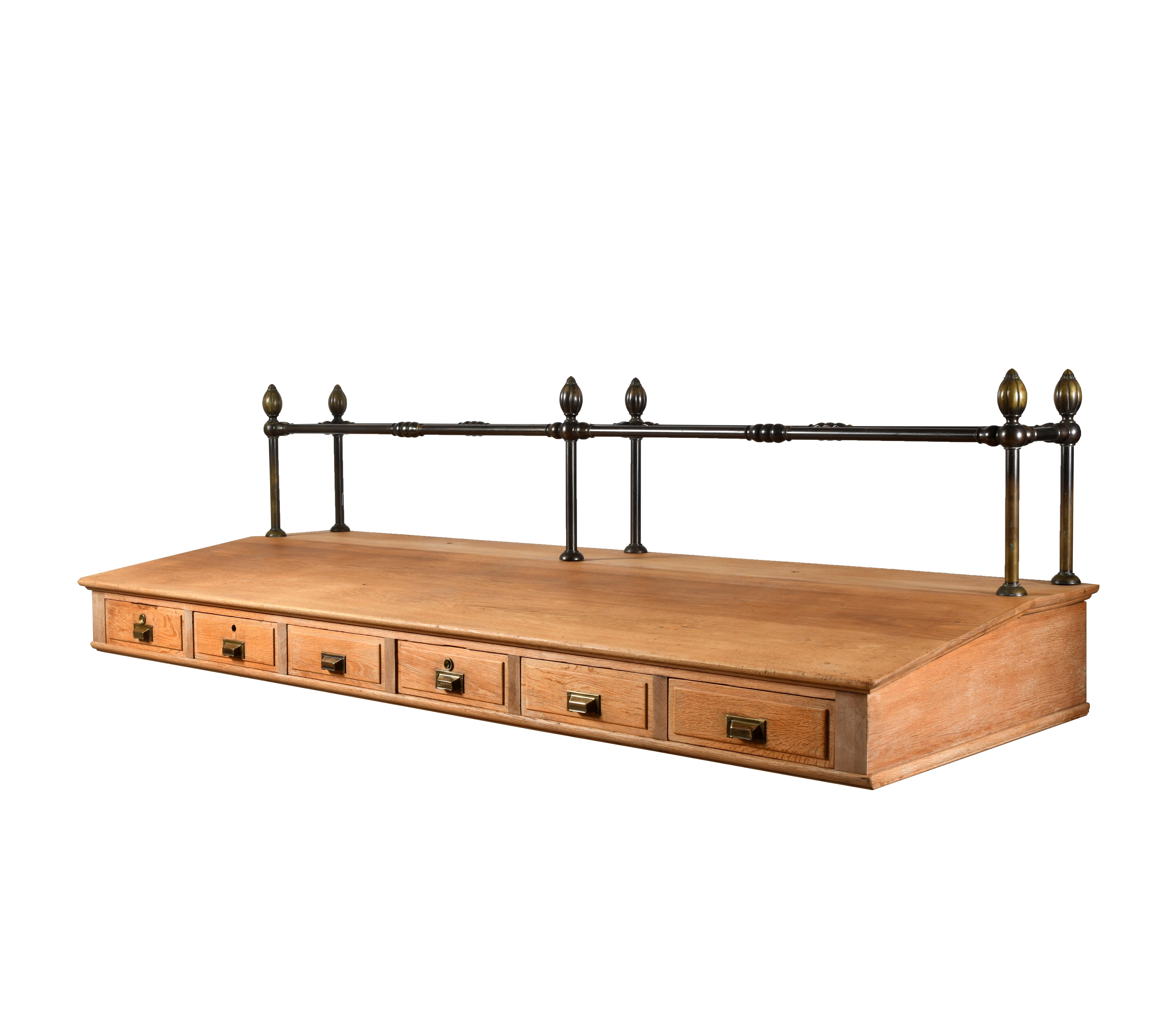 Grande scrivania a muro in rovere massiccio e bronzo a 6 cassetti Danimarca fine 19° secolo in vendita 2