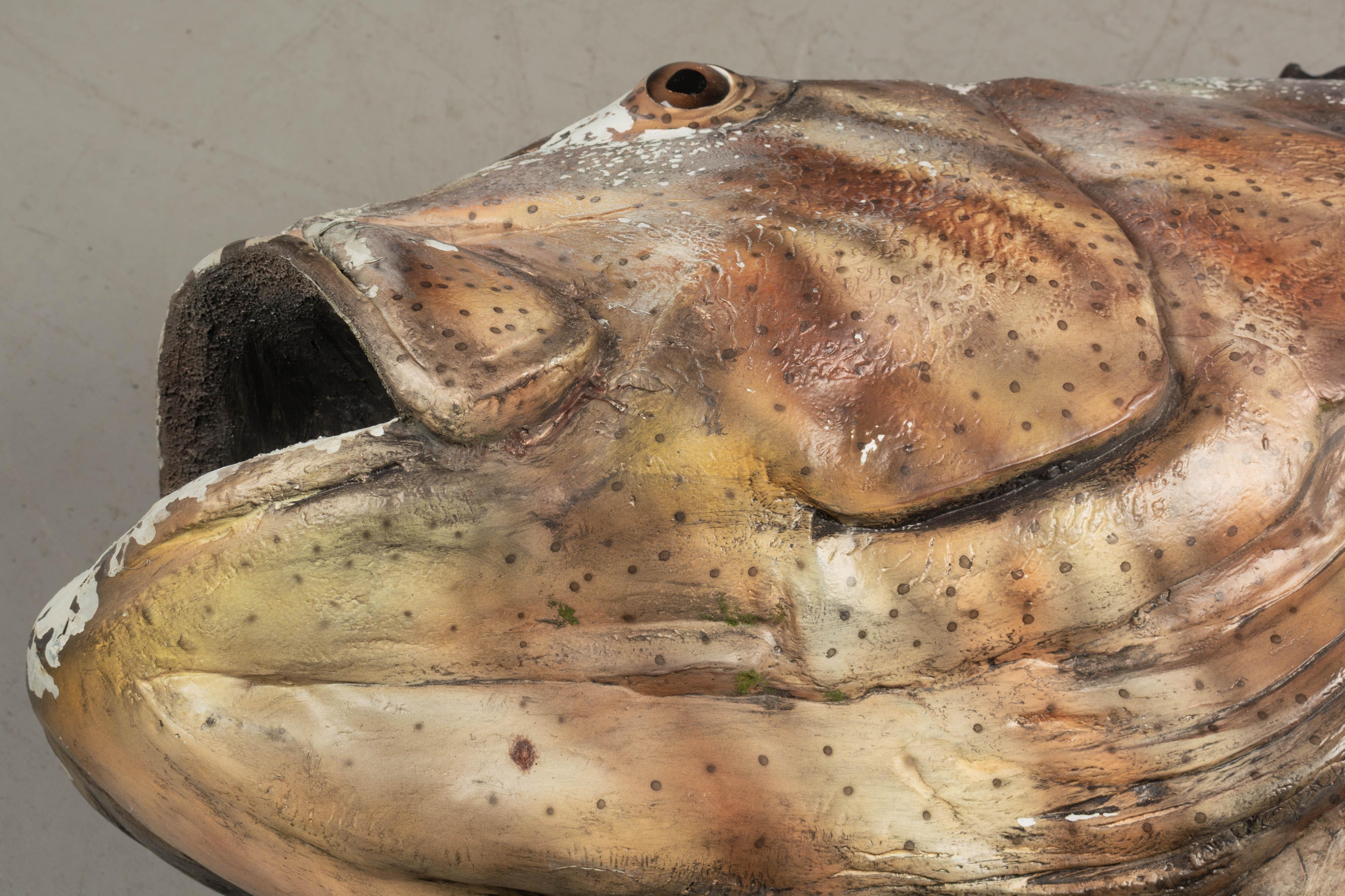 Vintage 7' Lange Werbe-Hängeskulptur eines hängenden Fisches, Vintage (Gemalt) im Angebot