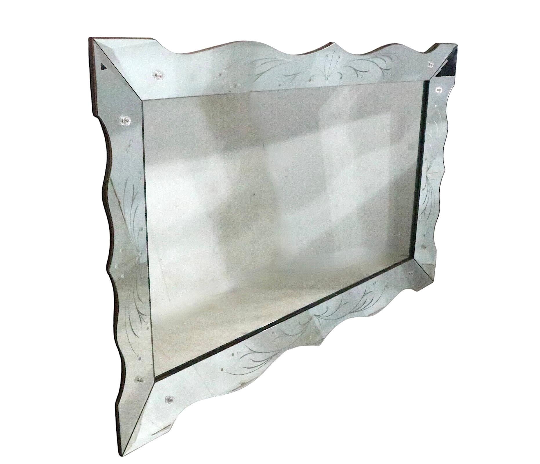 Grande specchio appeso a parete in stile Hollywood Regency con cornice in vendita 4