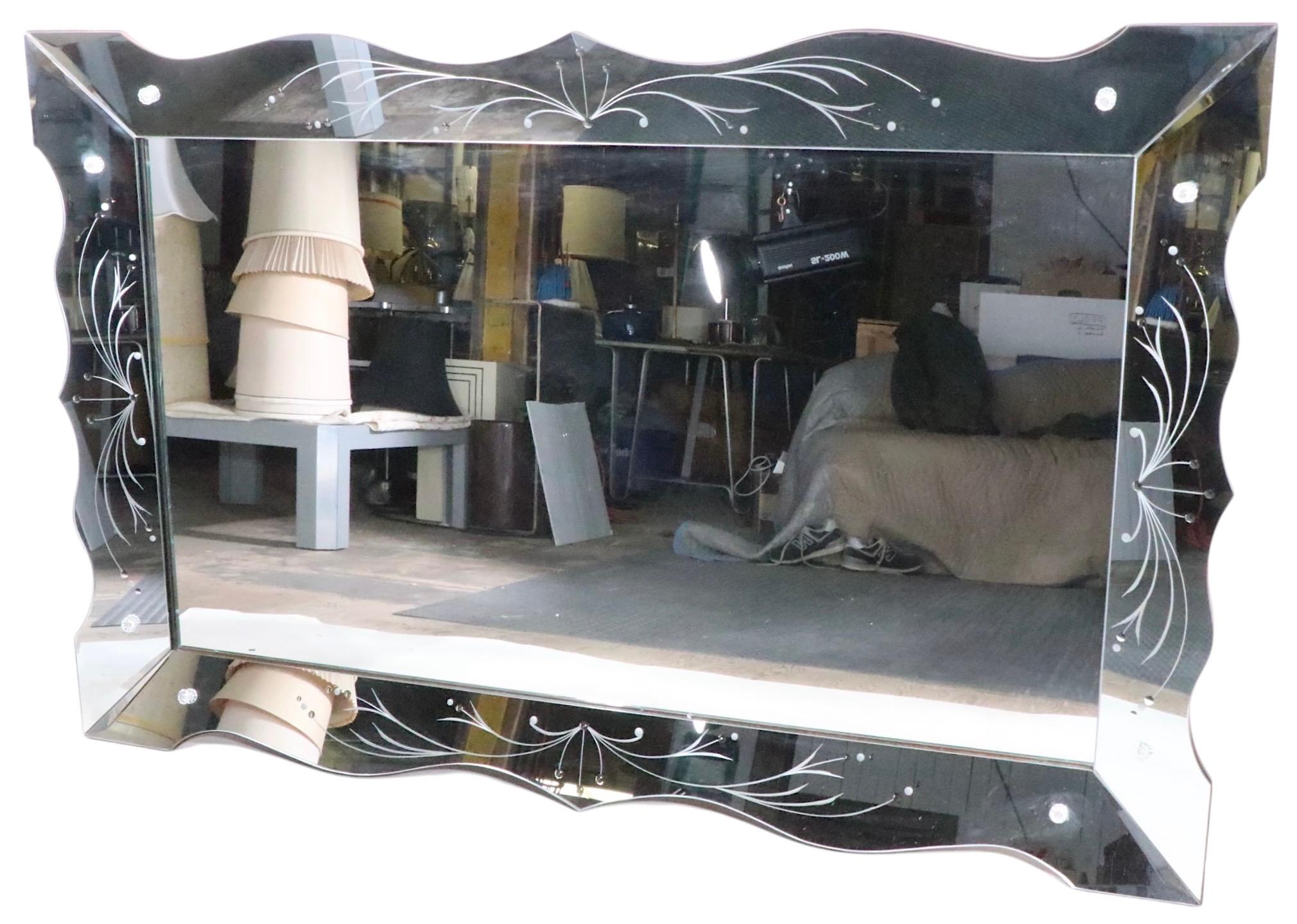 Americano Grande specchio appeso a parete in stile Hollywood Regency con cornice in vendita