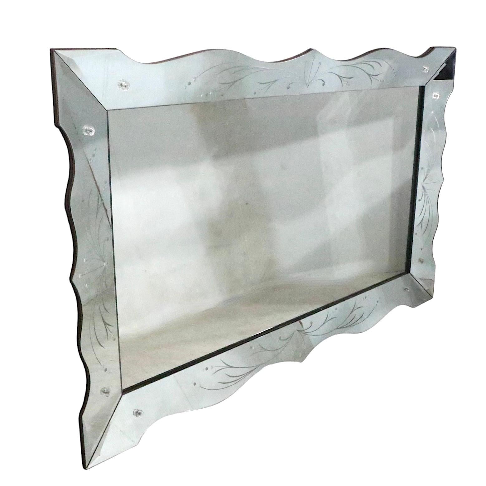 XX secolo Grande specchio appeso a parete in stile Hollywood Regency con cornice in vendita