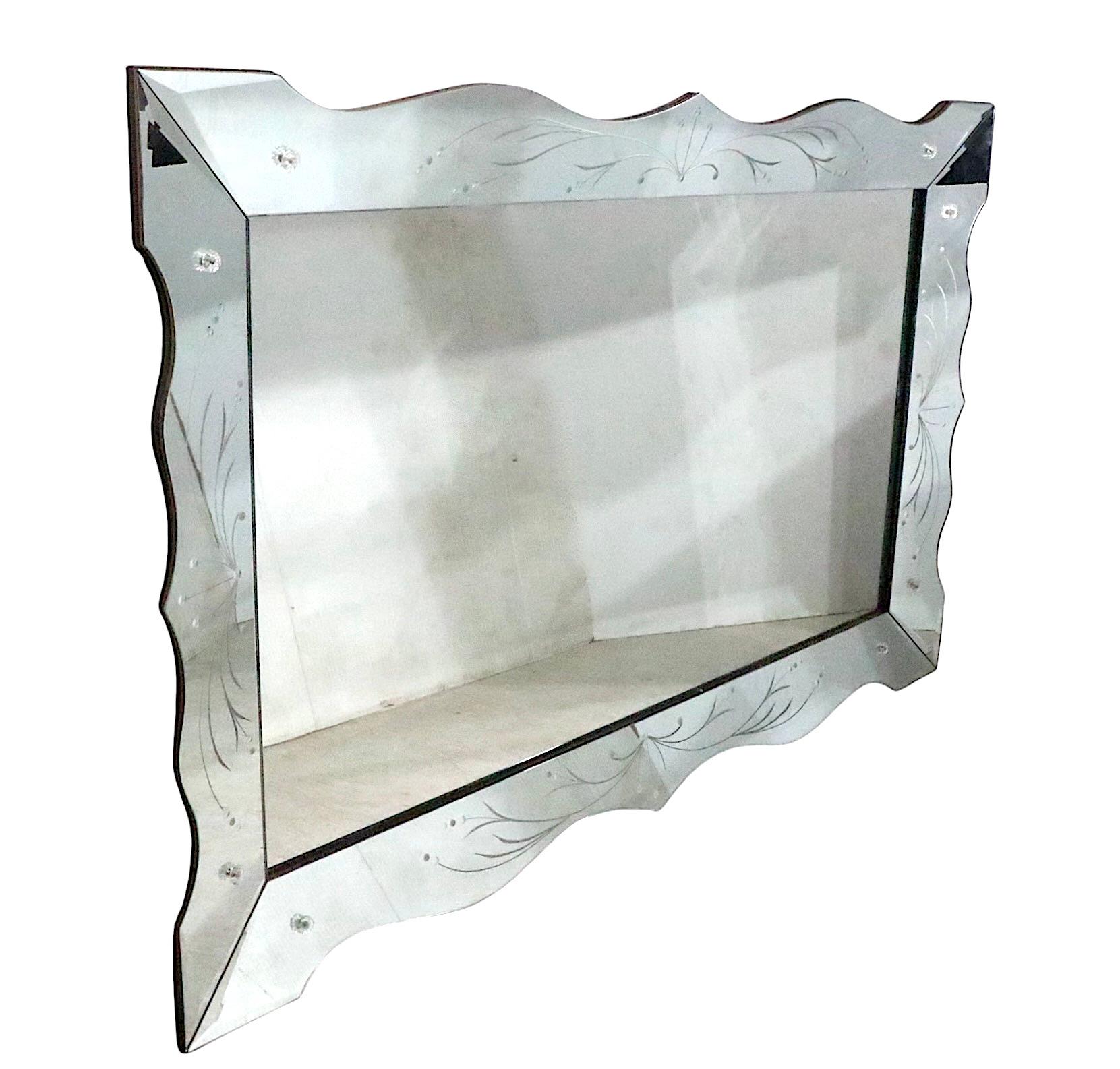 Specchio Grande specchio appeso a parete in stile Hollywood Regency con cornice in vendita