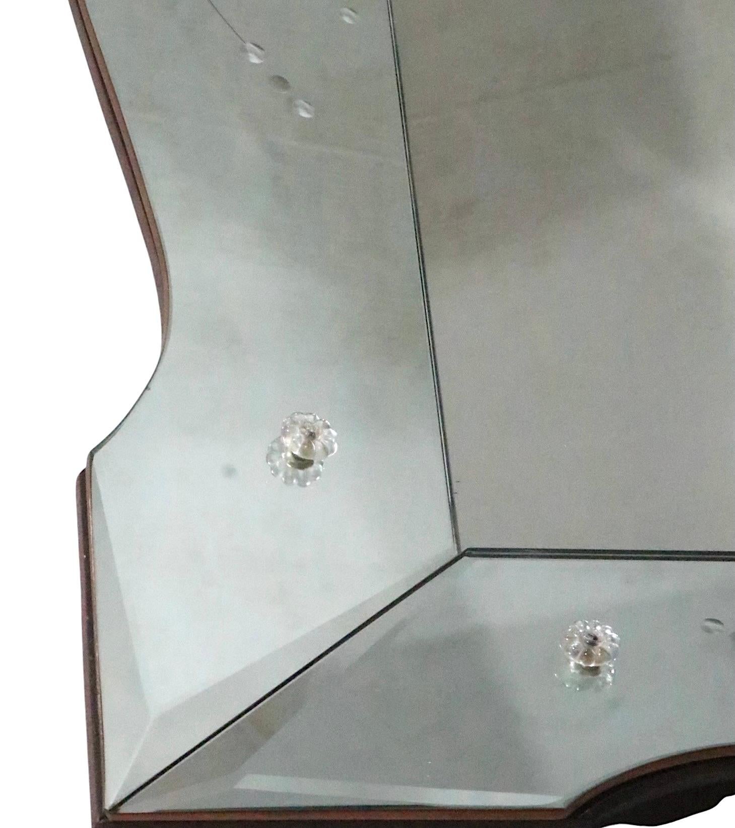 Grande specchio appeso a parete in stile Hollywood Regency con cornice in vendita 1