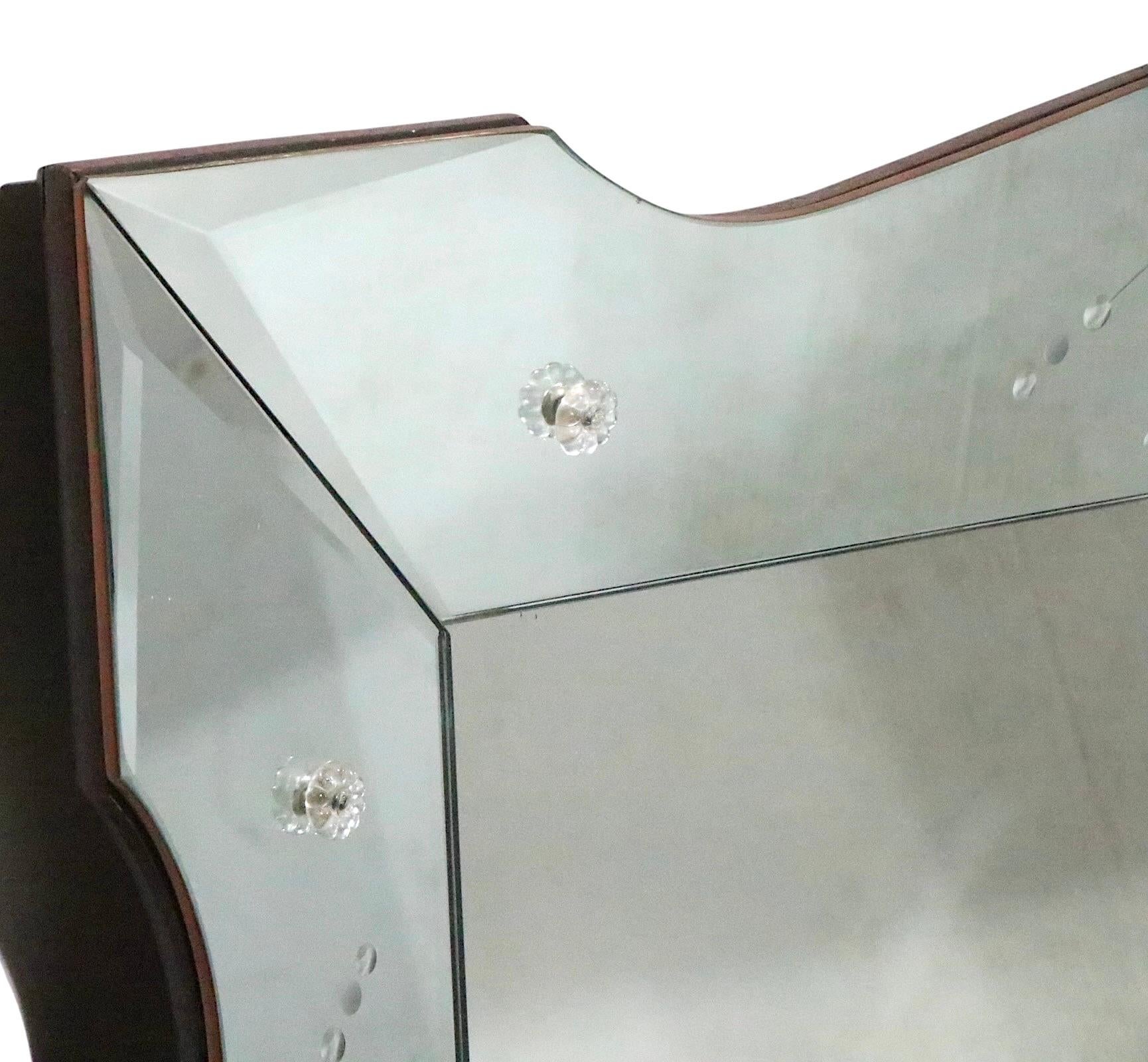 Grande specchio appeso a parete in stile Hollywood Regency con cornice in vendita 2