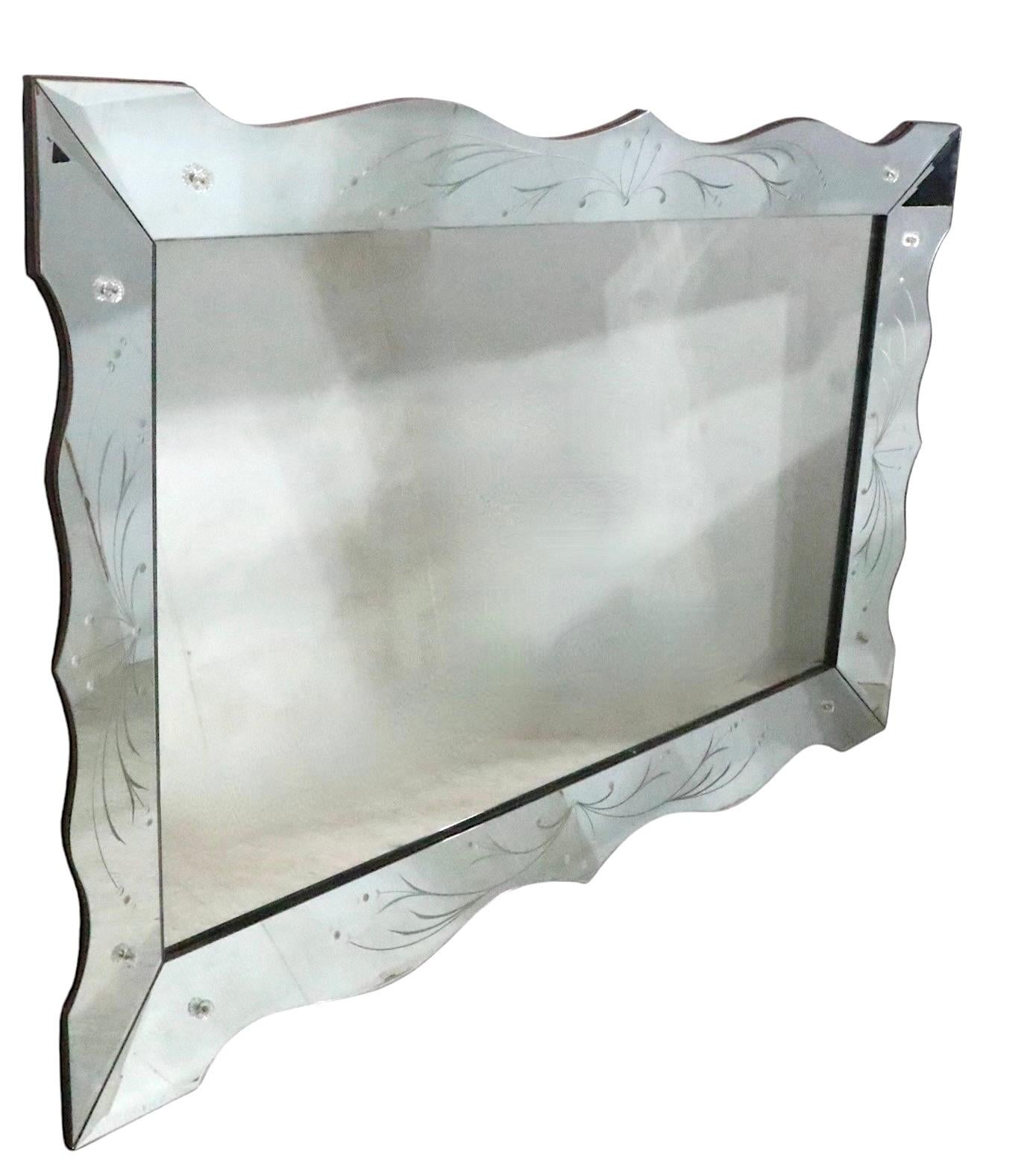 Grande specchio appeso a parete in stile Hollywood Regency con cornice in vendita 3