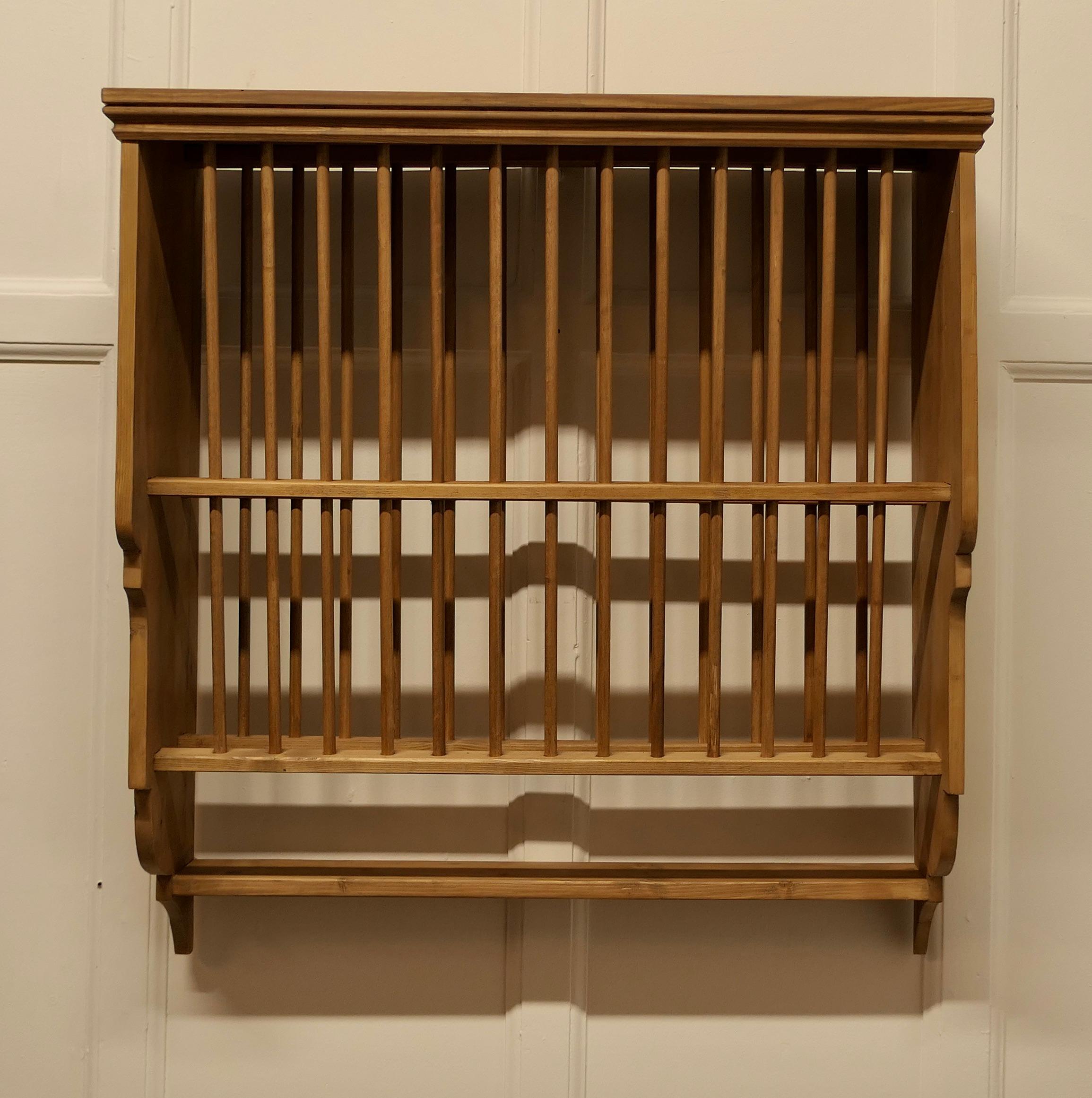  Grand porte-assiettes mural en pin


Cette pièce utile est accrochée au mur et permet d'égoutter et de ranger les assiettes jusqu'à ce qu'on en ait besoin
Il est composé d'un cadre en pin et de chevilles en bois en forme de cascade, ce qui permet