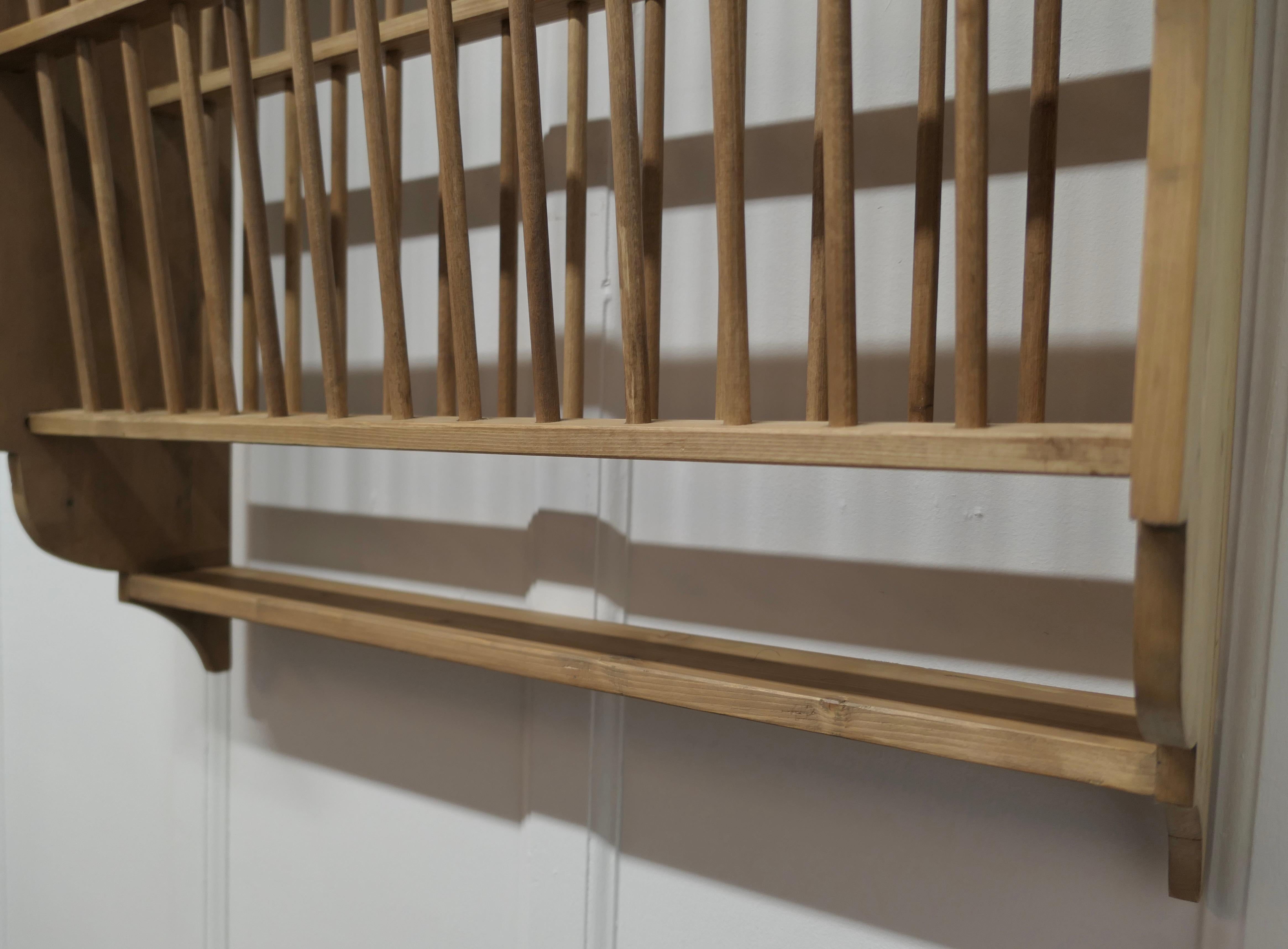 Milieu du XXe siècle Grand porte-assiettes mural en pin   Cette pièce utile est accrochée au mur