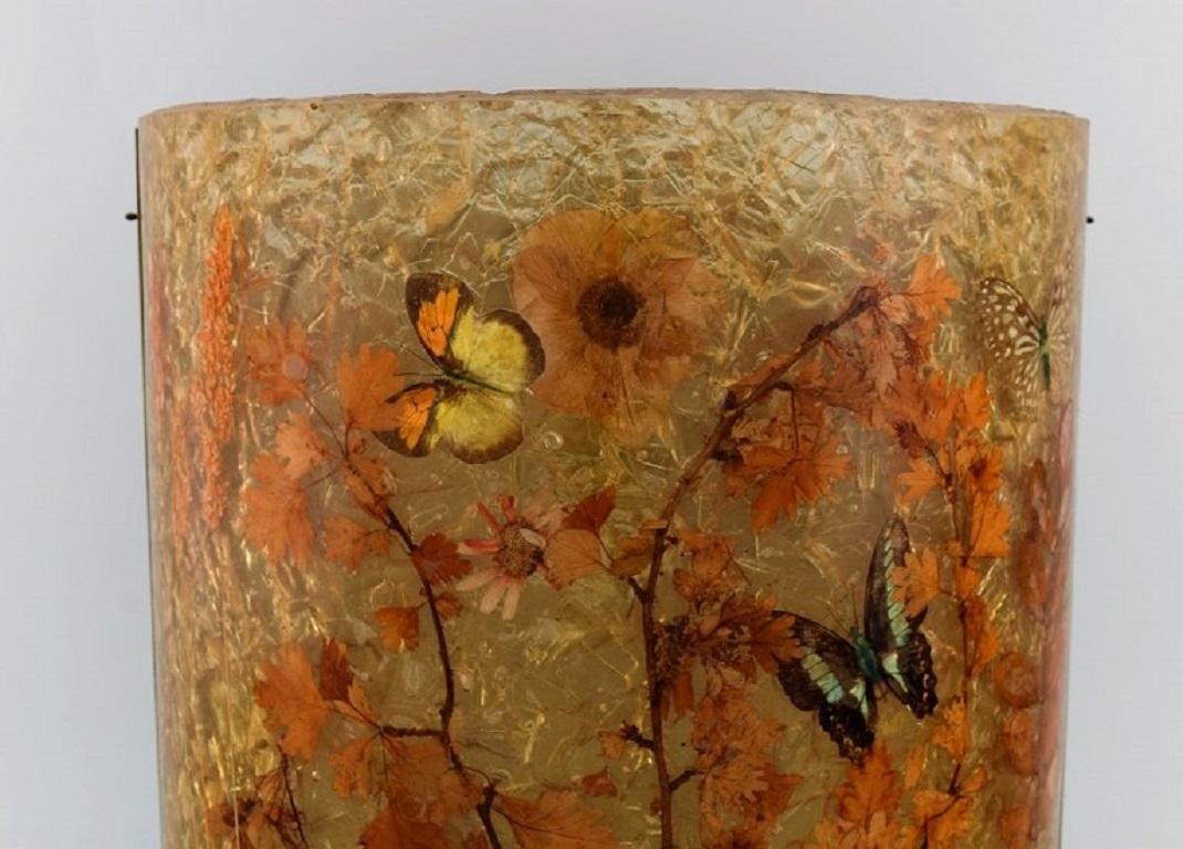 Large wall lamp in curved art glass with hand-painted butterflies and foliage. 
French design, mid 20th century.
Measures: 33.5 x 31 cm.
Depth: 16 cm.
In excellent condition.