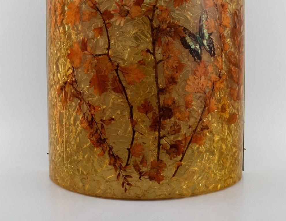 Große Wandleuchte aus geschwungenem Kunstglas mit handbemalten Schmetterlingen und Blattwerk (Französisch) im Angebot