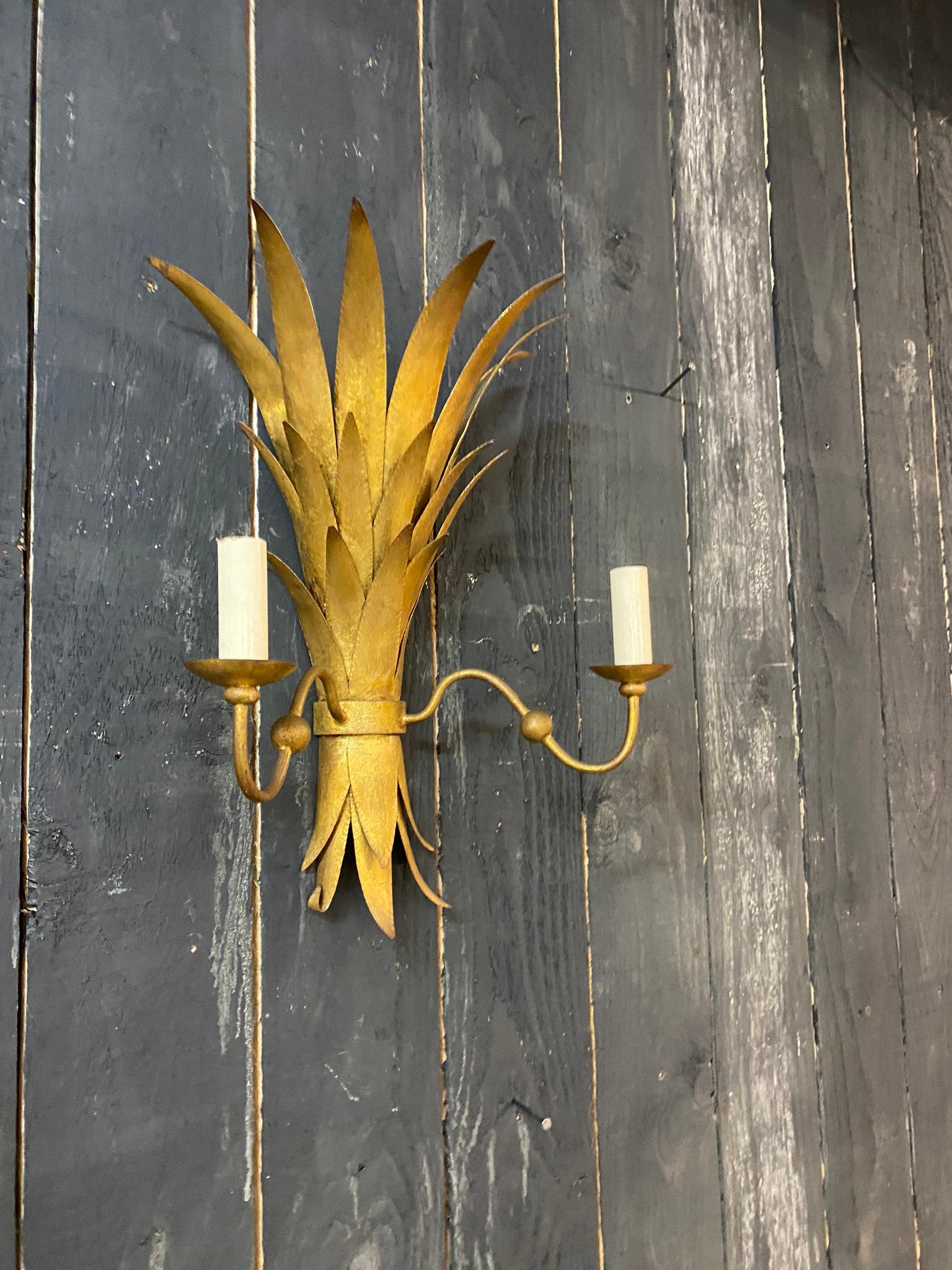Large Wall Lamp in Gilded Metal, circa 1950 For Sale 3