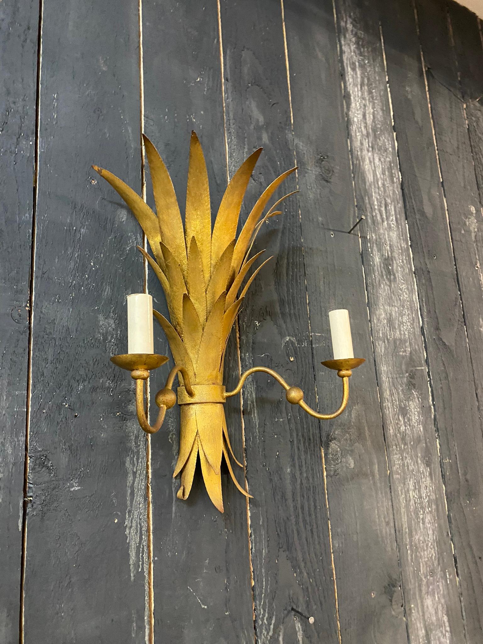 Large Wall Lamp in Gilded Metal, circa 1950 For Sale 4