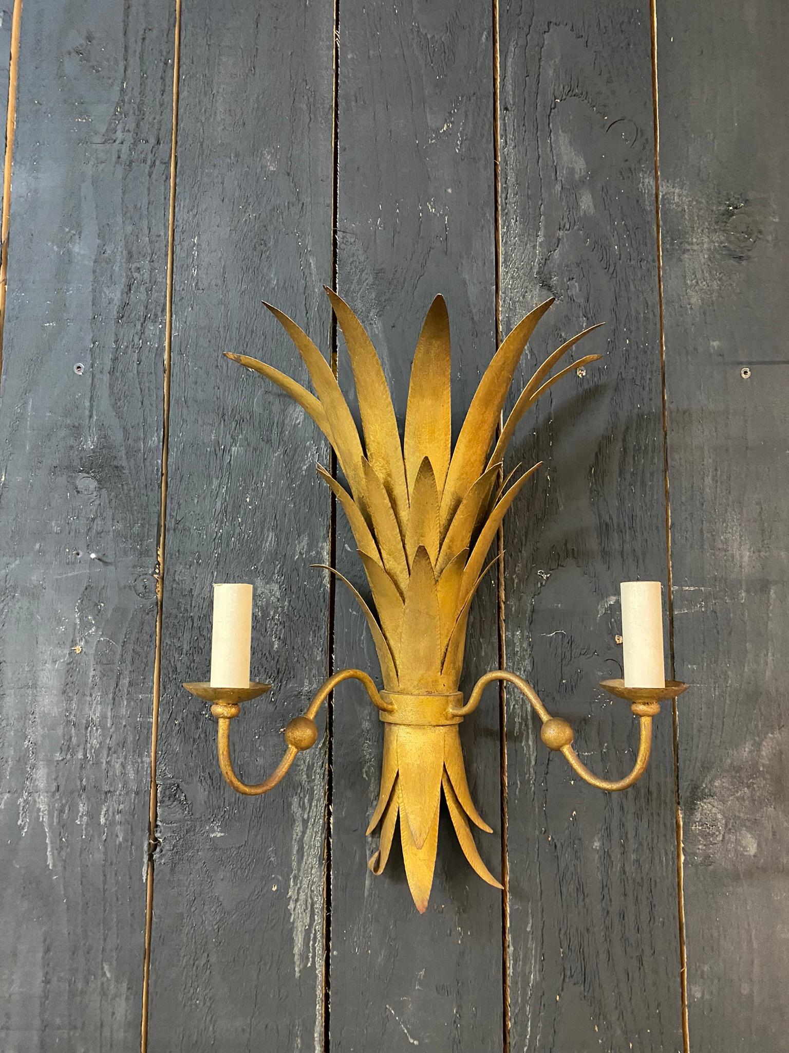 French Large Wall Lamp in Gilded Metal, circa 1950 For Sale