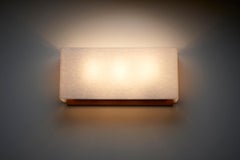 Große Wandleuchte mit strukturiertem Diffusor und Teakholzrahmen by Kontakt-Werkstätten