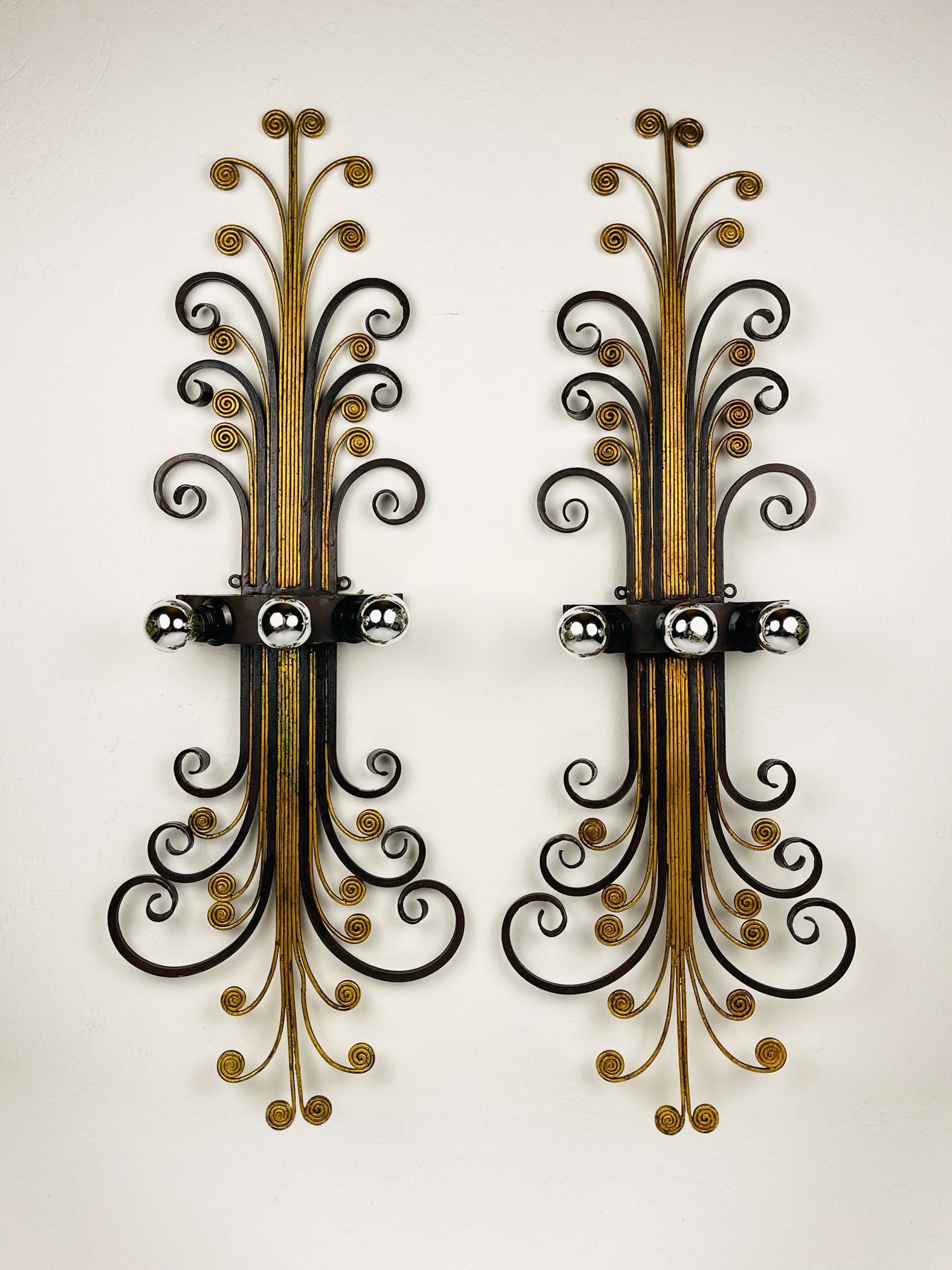 Asombroso par de grandes apliques metálicos de Banci Firenze fabricados en Italia en los años sesenta.
Banci Firenze es una empresa italiana famosa por su exquisita artesanía y arte en el campo del vidrio y el metal. Con una historia que se remonta