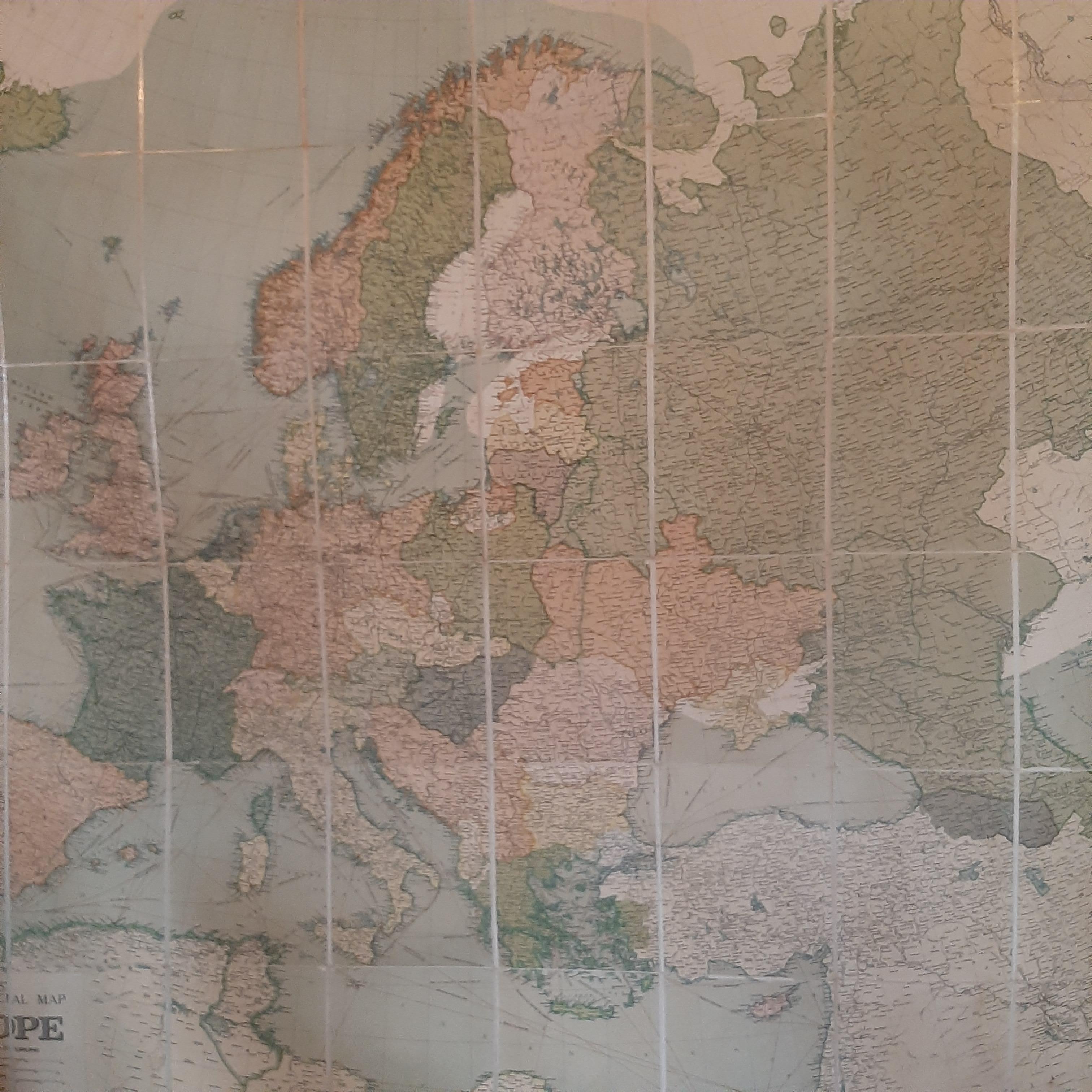 Große Wandkarte von Europa von George Philip & Son, um 1920 (20. Jahrhundert) im Angebot