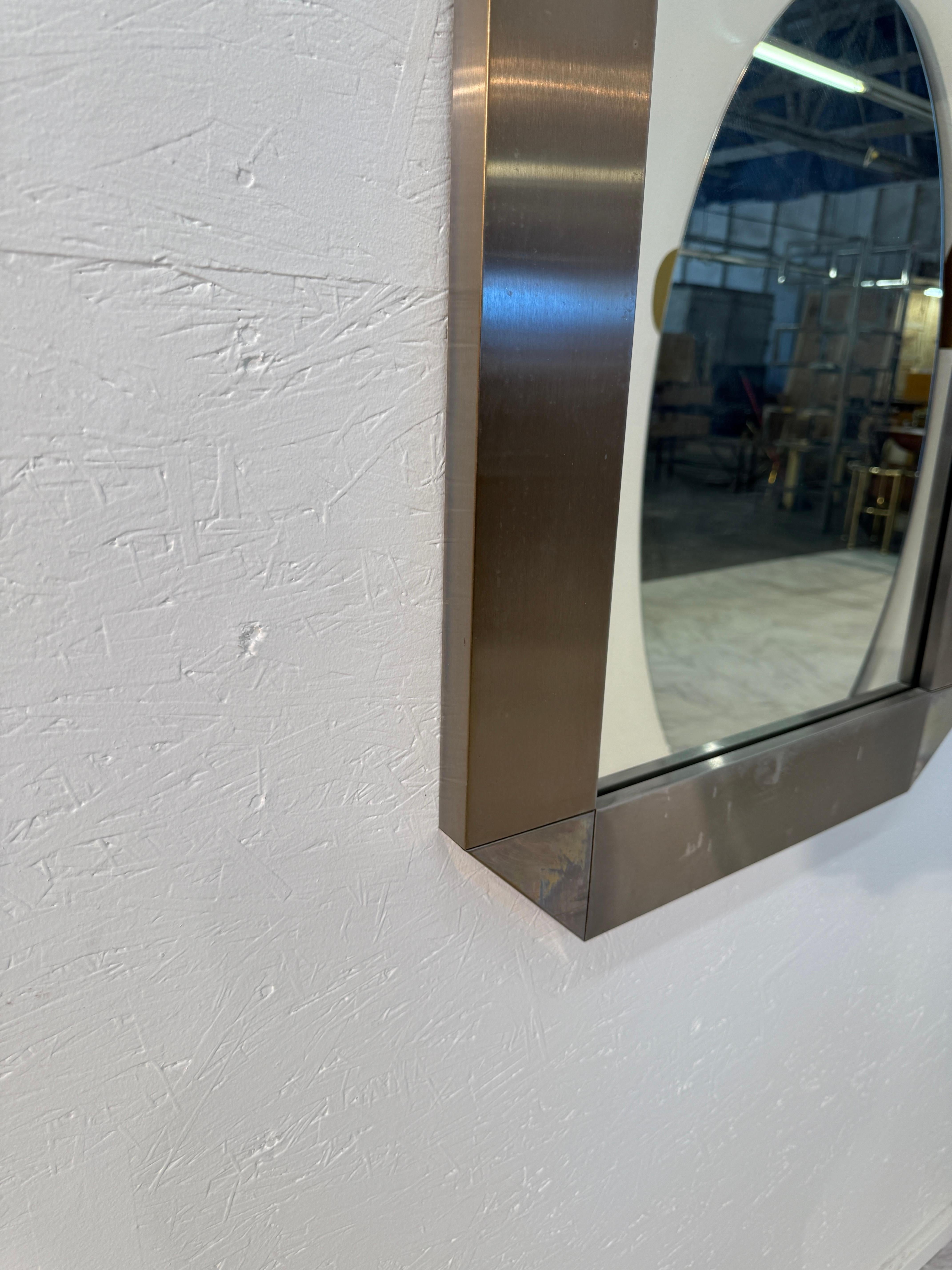 Moderne Grand miroir mural avec large cadre en métal brossé en vente