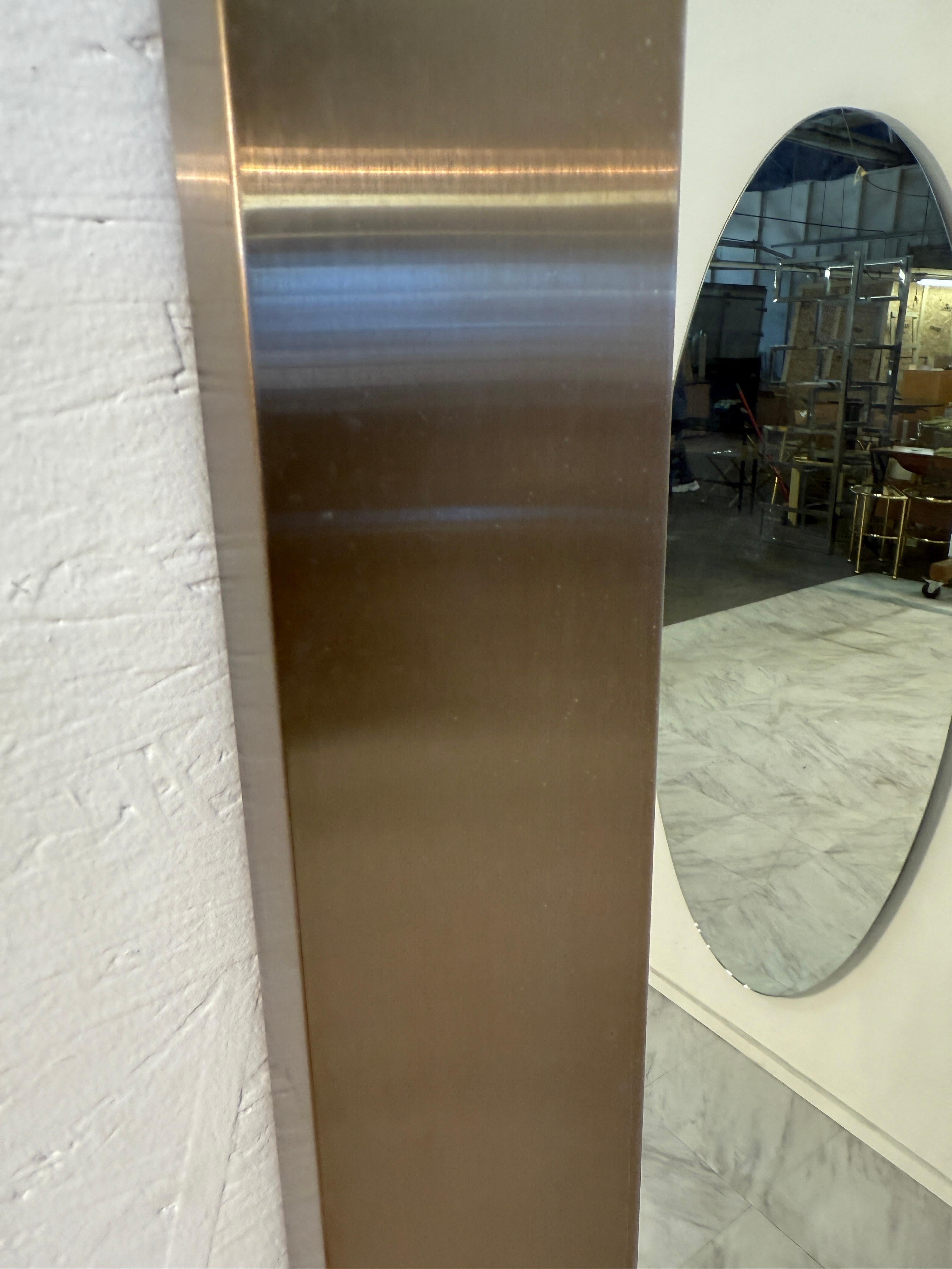 italien Grand miroir mural avec large cadre en métal brossé en vente