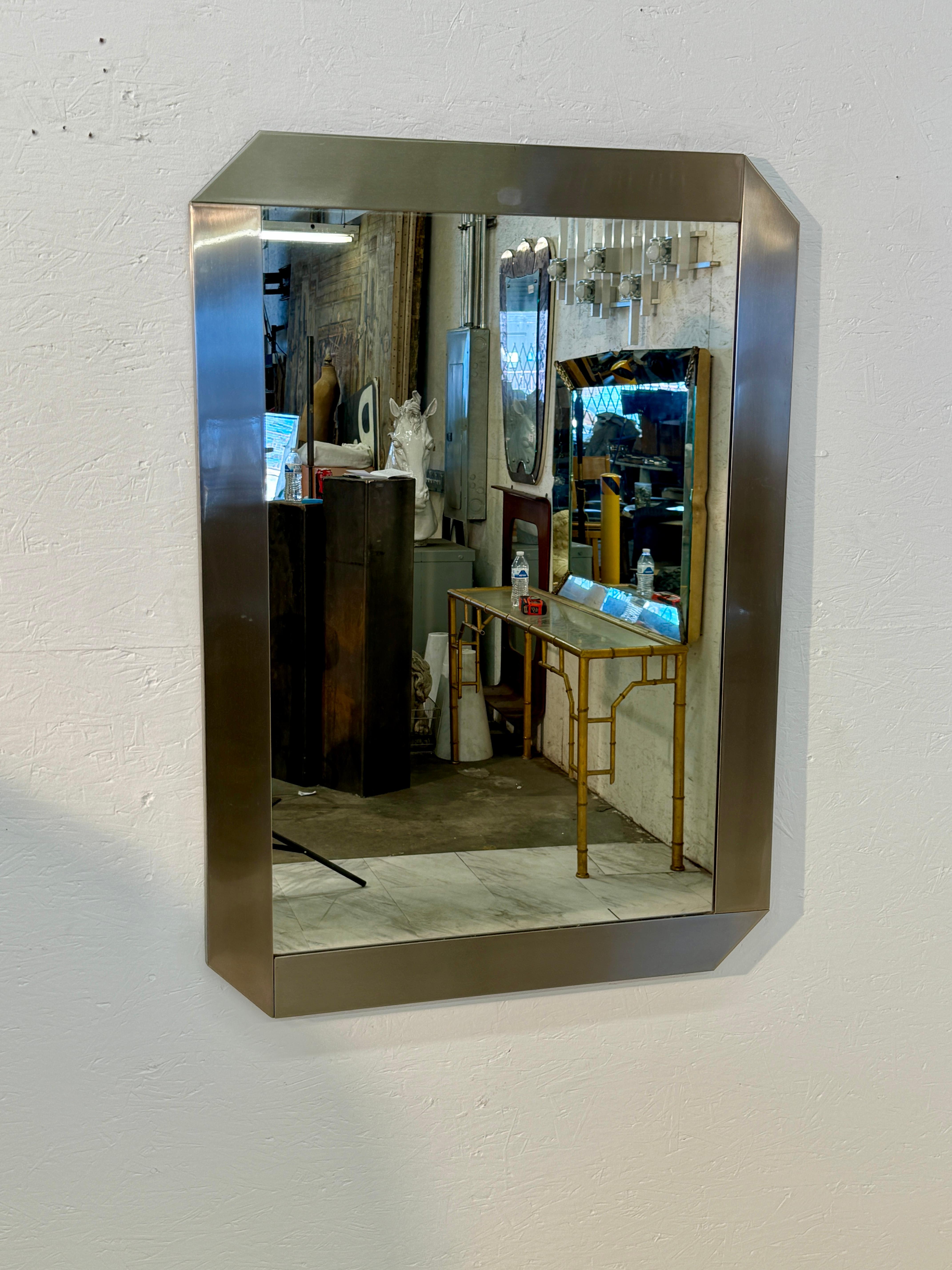 Grand miroir mural avec large cadre en métal brossé Bon état - En vente à Los Angeles, CA