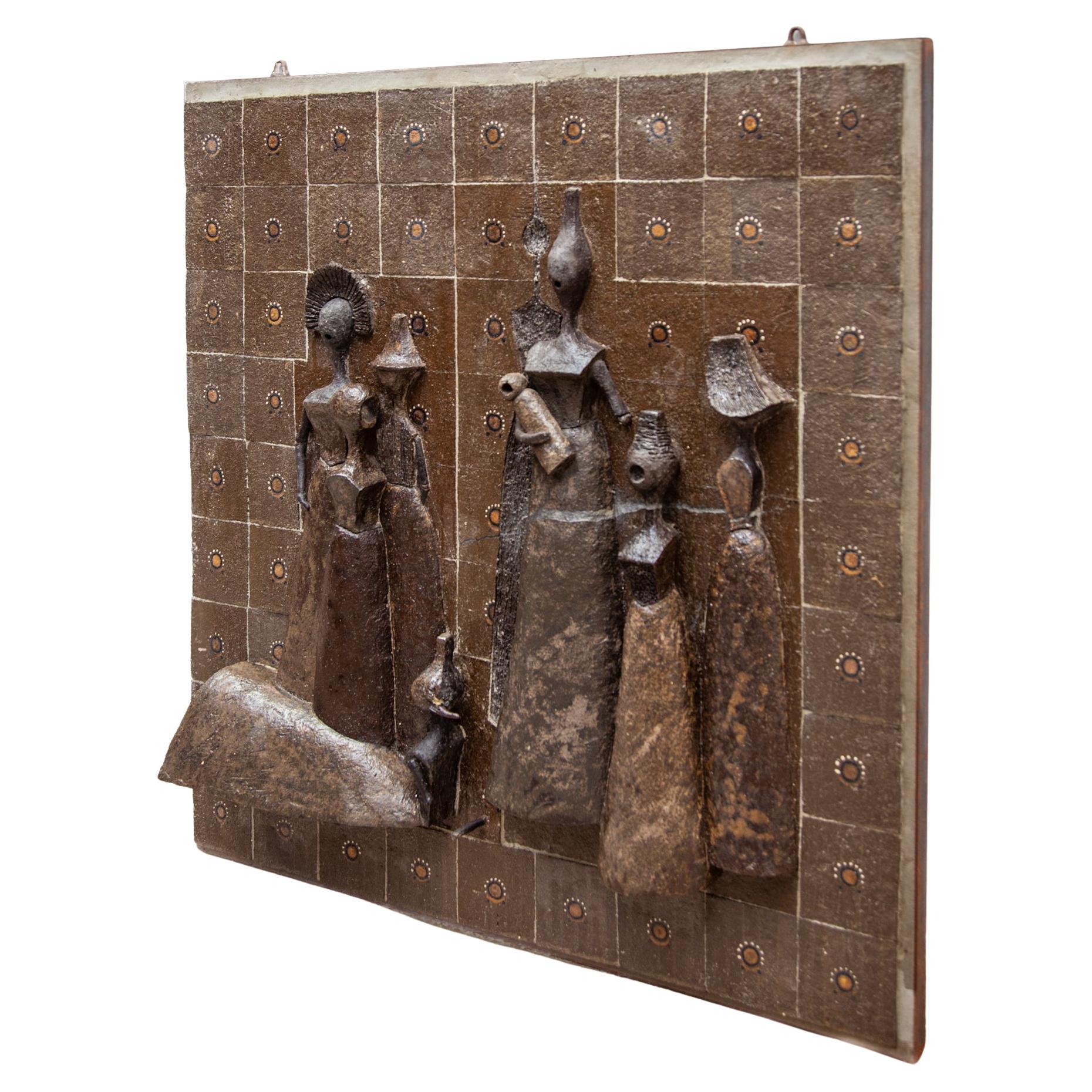 Gran escultura mural de cerámica en tonos marrones Mujer con niño, años 60