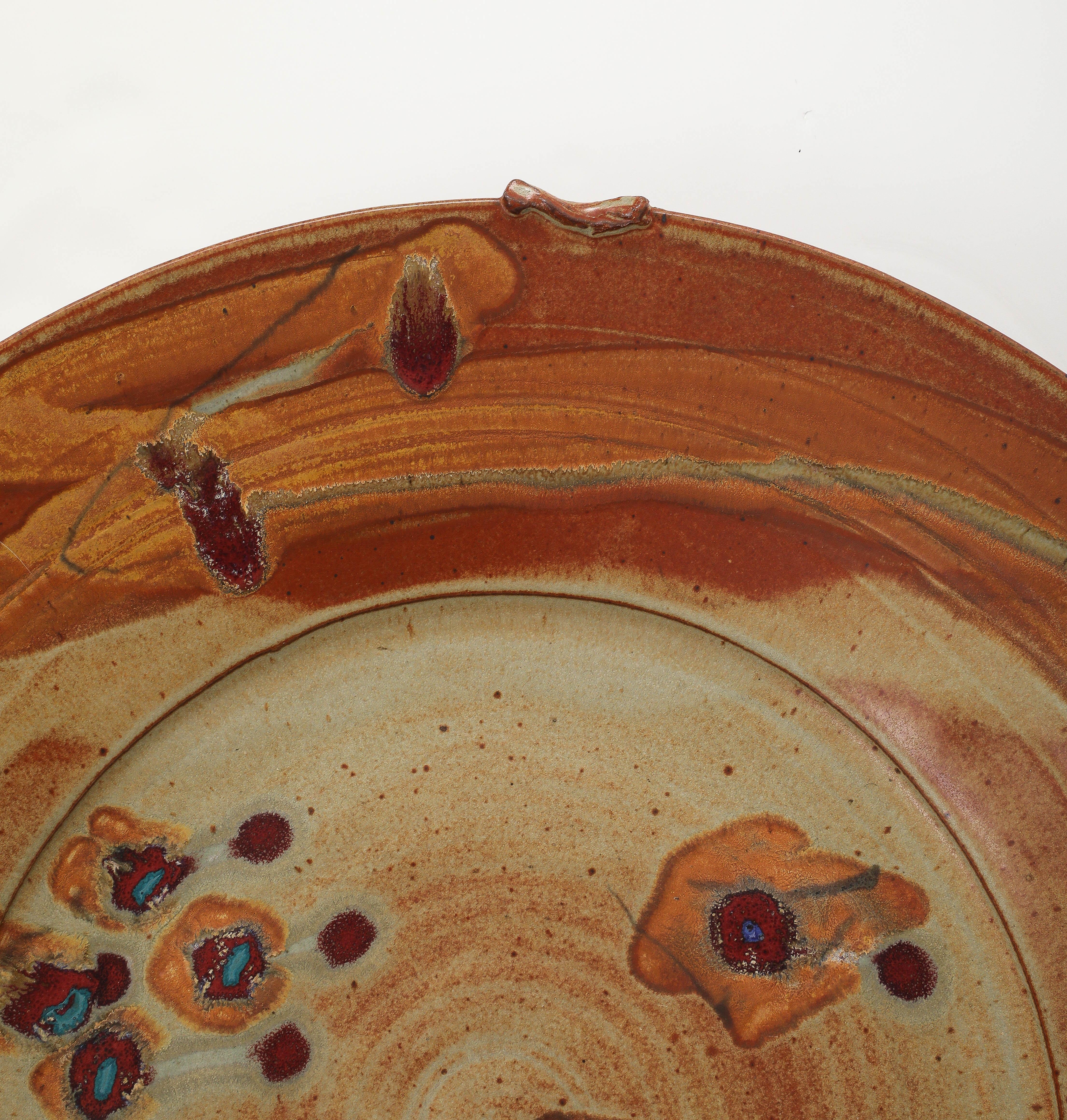 XXIe siècle et contemporain Grande assiette décorative en céramique à fixer au mur 