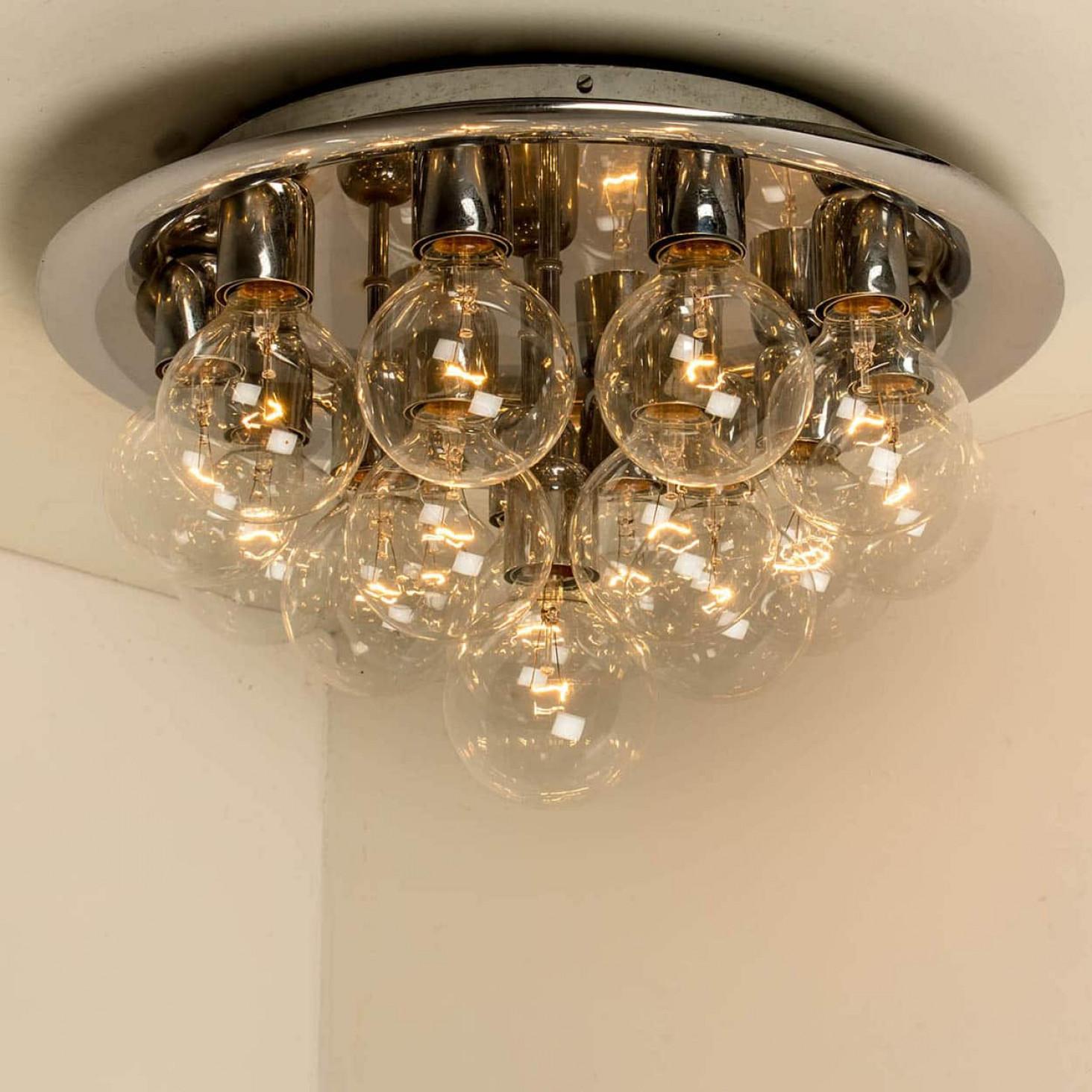 Lámpara de techo empotrable de alta gama al estilo de la empresa Staff Lighting, Alemania, años 70. Resina resistente al calor, base metalizada y globos luminosos de cristal de espejo.

De gran calidad y en buen estado vintage. Limpio, bien cableado