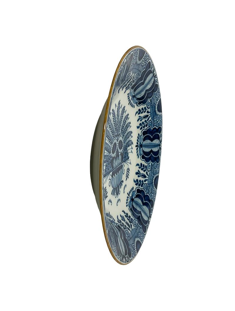 Large Wall plate by Royal Tichelaar Makkum

Royal Tichelaar Makkum wall plate.
A Dutch manufacturer from Friesland. A Northern province in The Netherlands. A large wallplate of 34.5 cm diagonal with hand-painted floral and Peacock feather in vase