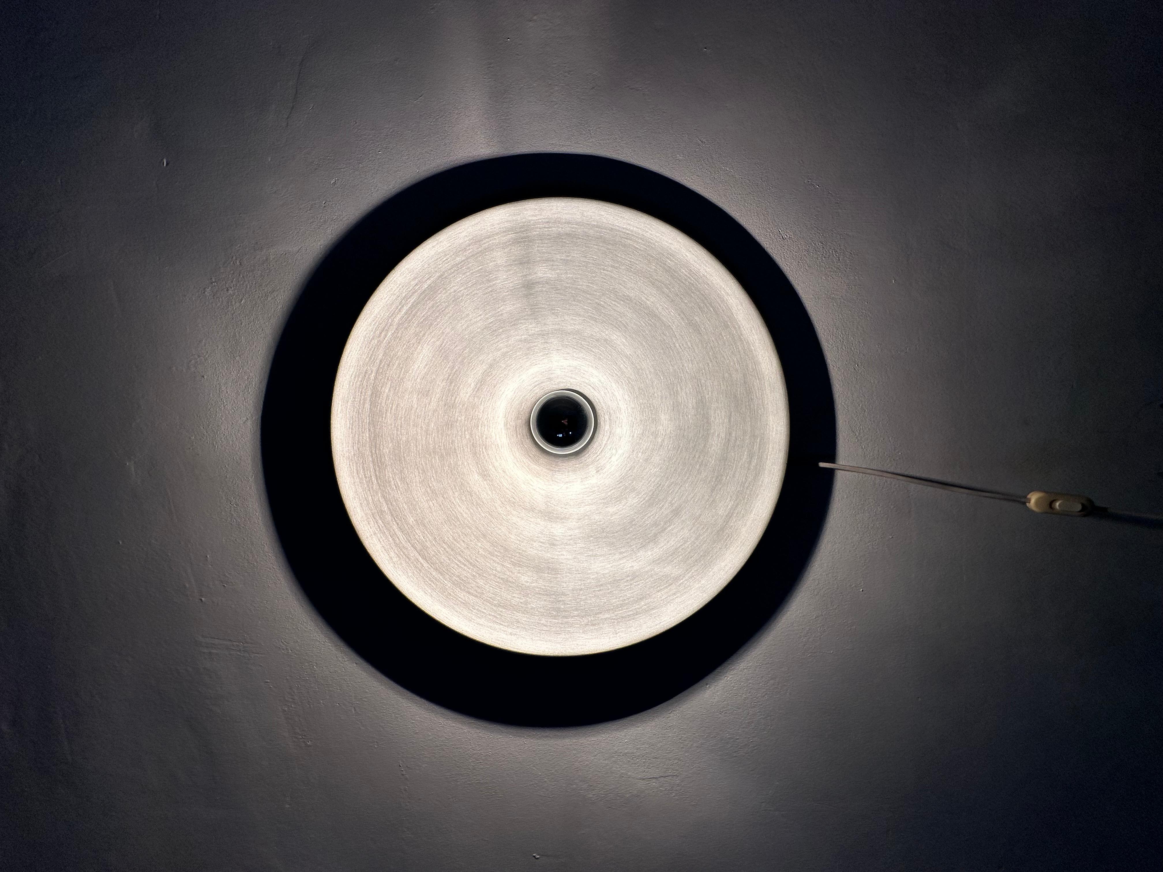 Dimensions:  53cm Diameter, 8cm Depth
Material: Aluiminium
Color: Silver