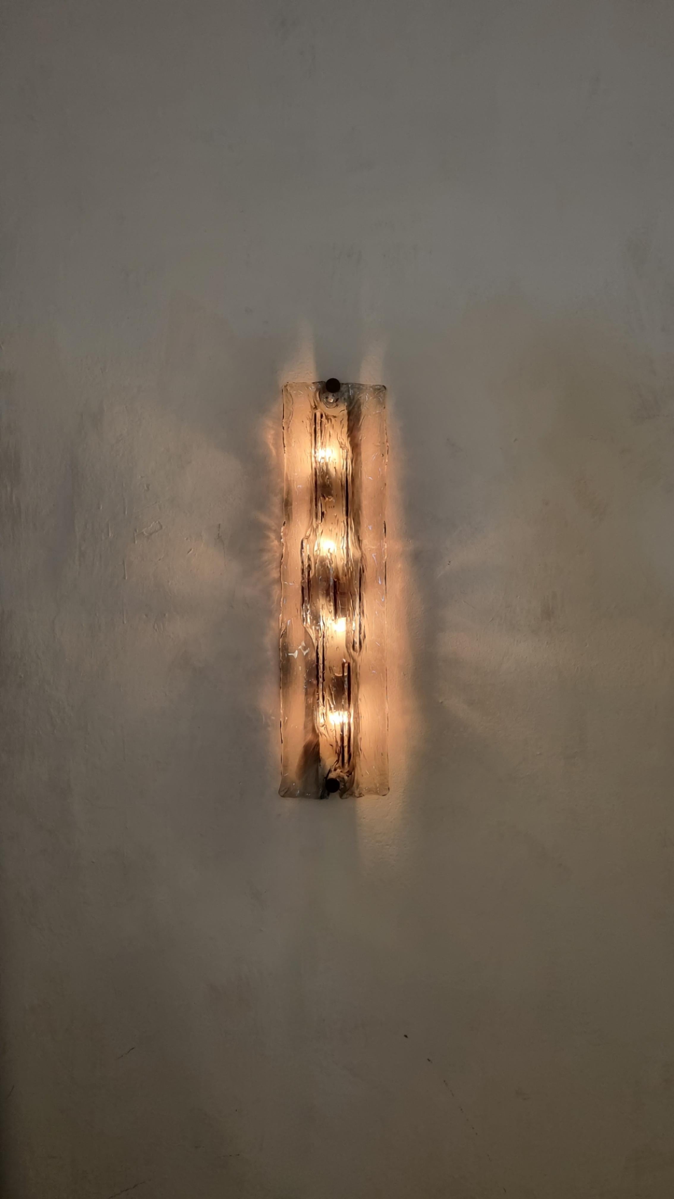 Grande lampada a parete disegnata da Toni Zuccheri nel 1960 per vetreria Venini. 
Struttura in metallo verniciato e ottone, paralume in  vetro fumè , eccellenti condizioni, 4 punti luce, impianto elettrico revisionato.
Marchio di produzione incusso