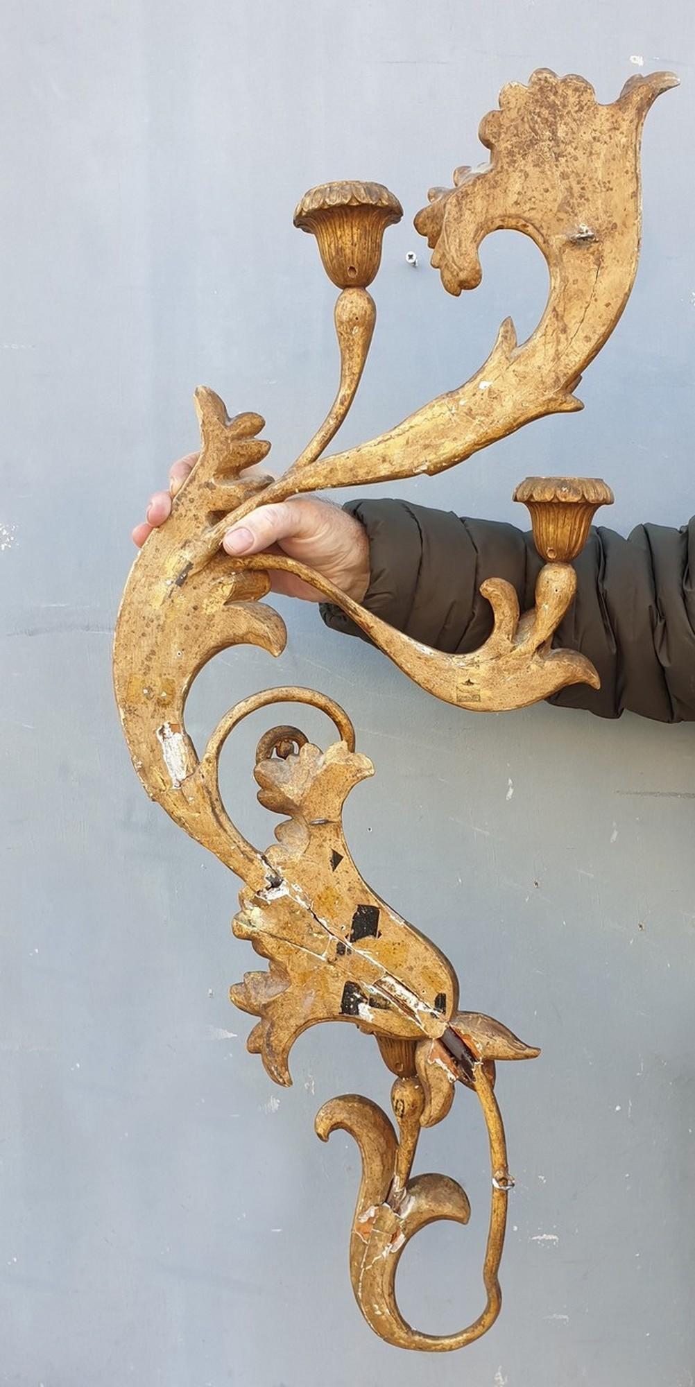 Large Wall Sconce in Carved Golden Wood, Tuscany Xixth Century For Sale 4