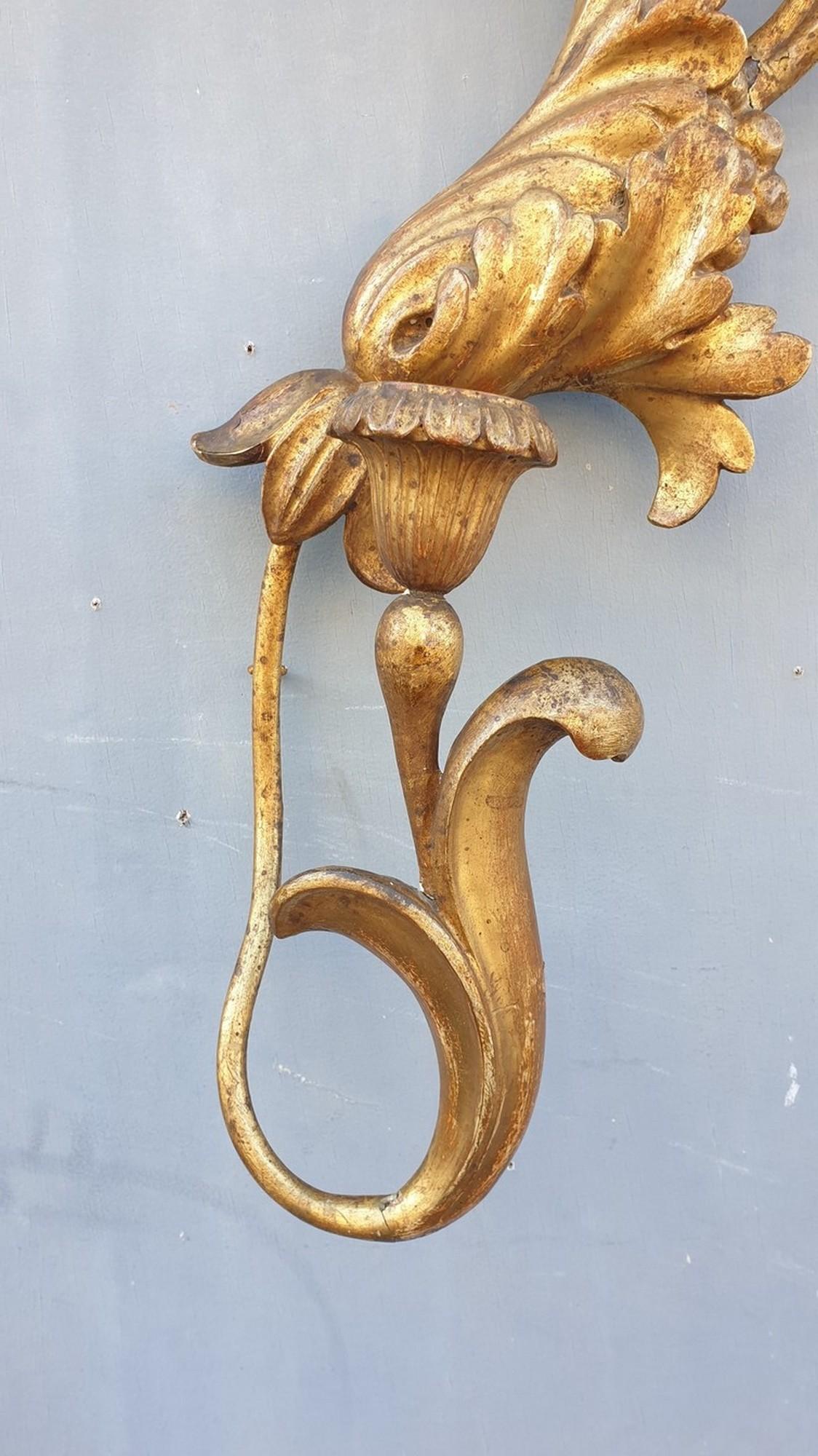 Large wall lamp in carved gilded wood, with the motif of flowers and leaves, with three lights

Wear, old restorations and small gaps in the gilding

Tuscany, Period of the 19th century

Still working with candles, but you can have it