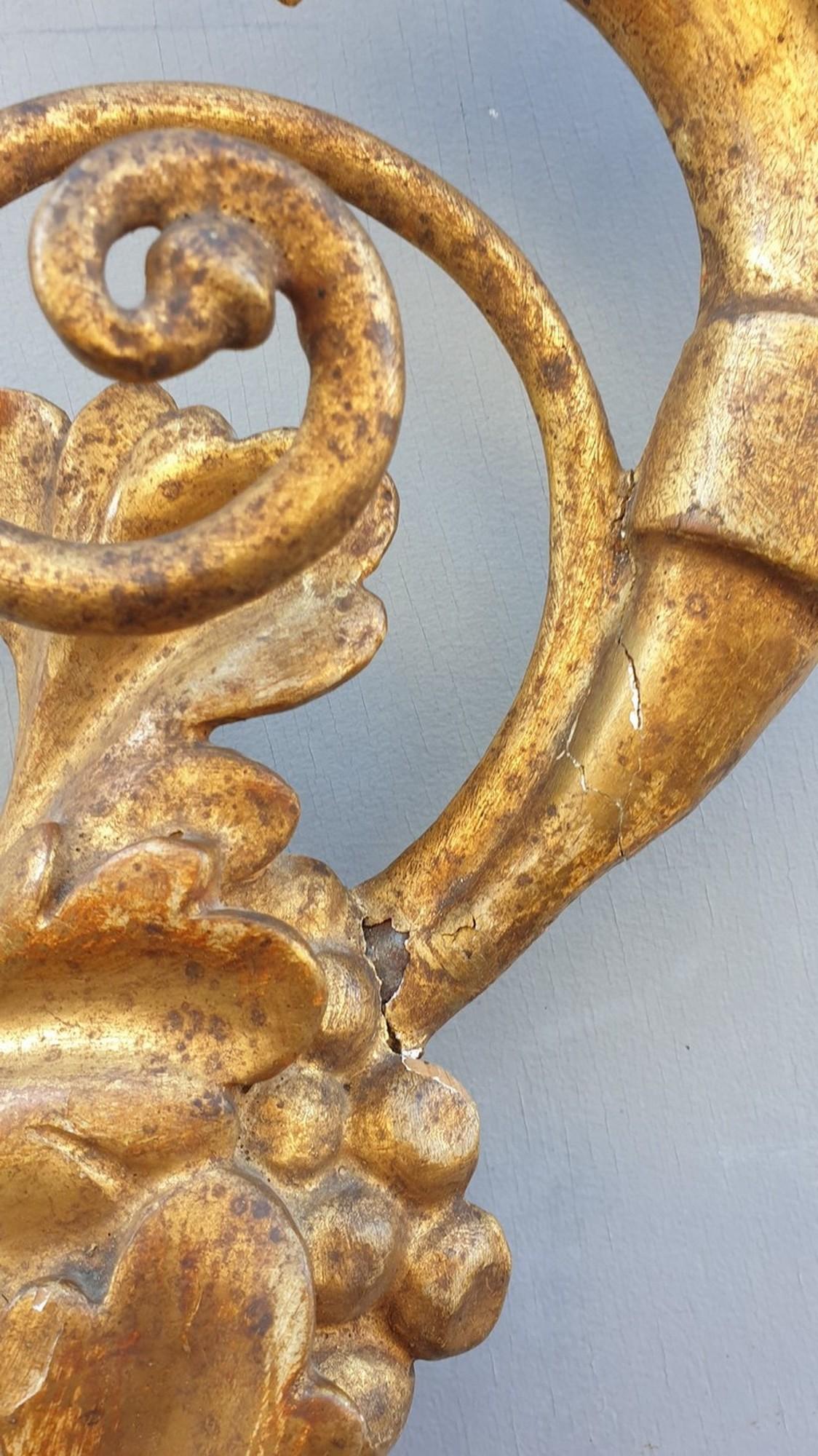 Large Wall Sconce in Carved Golden Wood, Tuscany Xixth Century For Sale 2