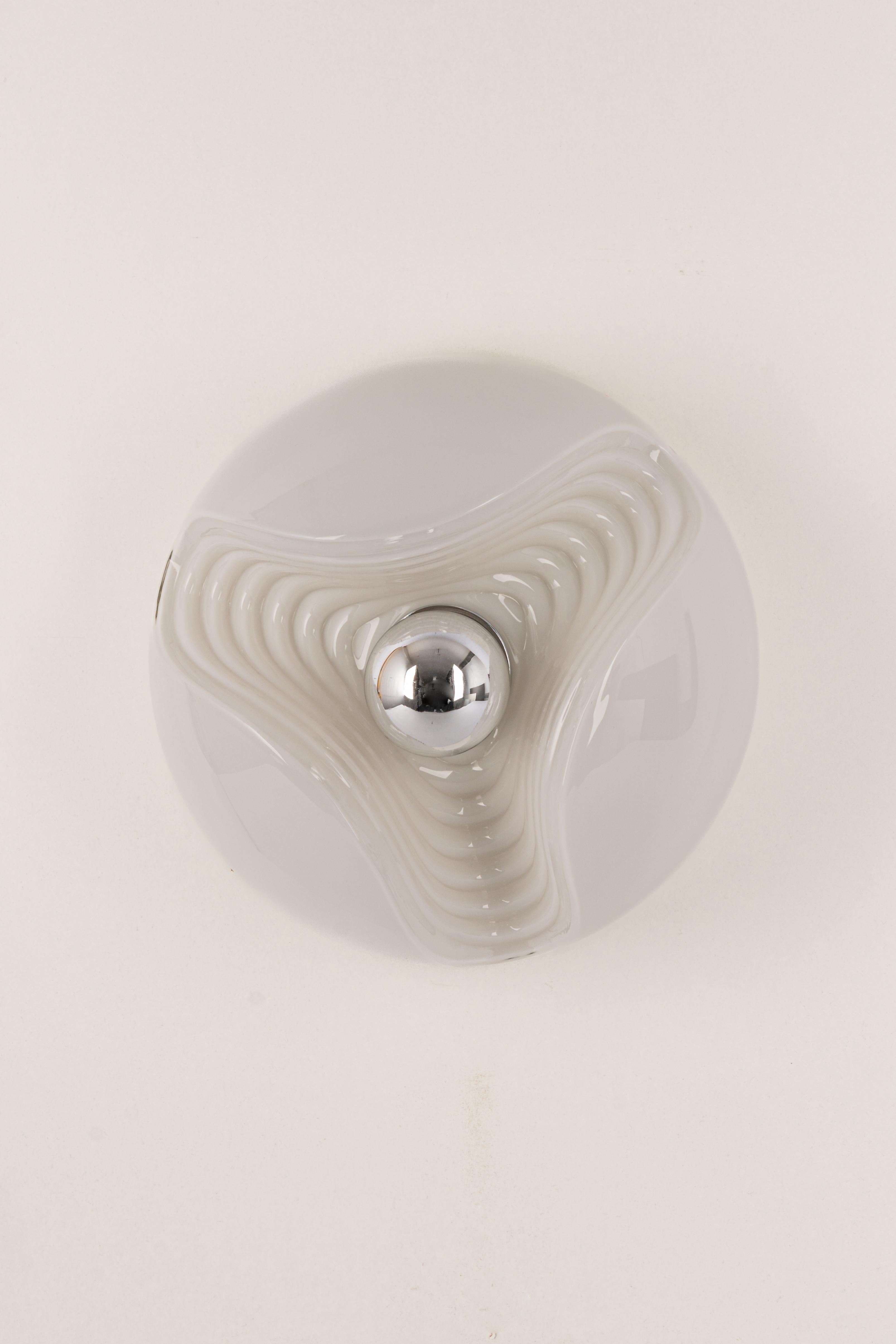 Ein besonderer runder Wandleuchter aus biomorphem Opalglas, entworfen von Koch & Lowy für Peill & Putzler, hergestellt in Deutschland, ca. 1970er Jahre.

Fassungen: Eine x E27 Standard-Glühbirne. (100 W max).
Glühbirnen sind nicht enthalten. Dieses