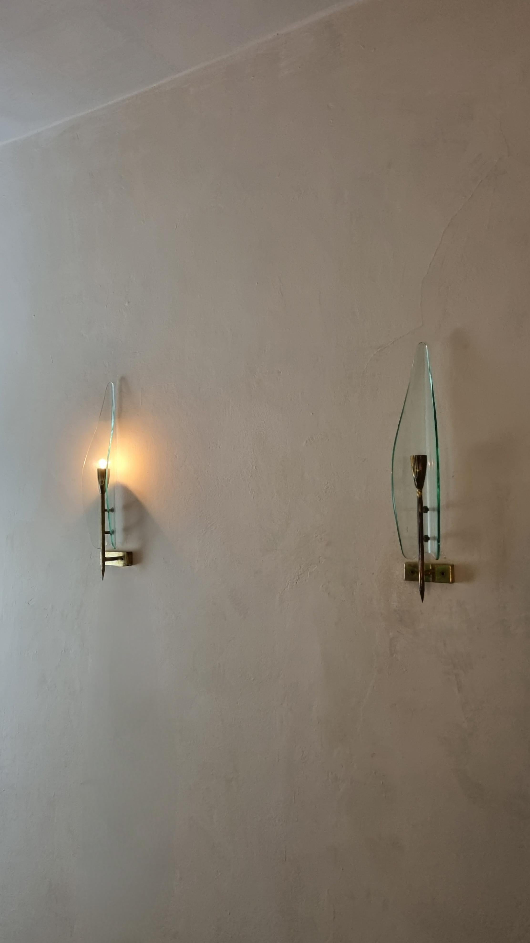 Large wall sconces designed and produced by Cristal Art, Italy 1950s.
Brass structure, curved crystal diffuser.
Excellent condition.

Cristal Art was a Turin company active in the furniture sector and in particular of furnishing accessories. Founded